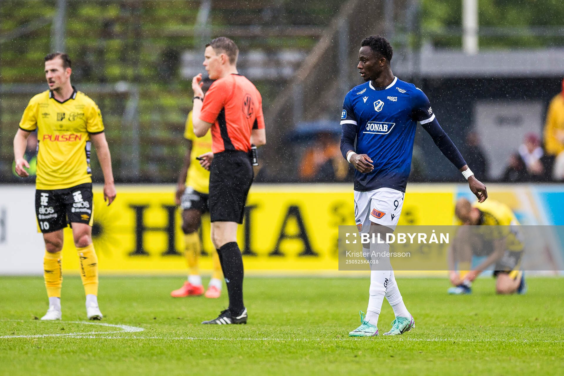 Halmstads Yannick Agnero jublar efter 1-2 under fotbollsmatchen i Allsvenskan mellan Halmstad och Elfsborg den 25 maj 2025 i Halmstad.