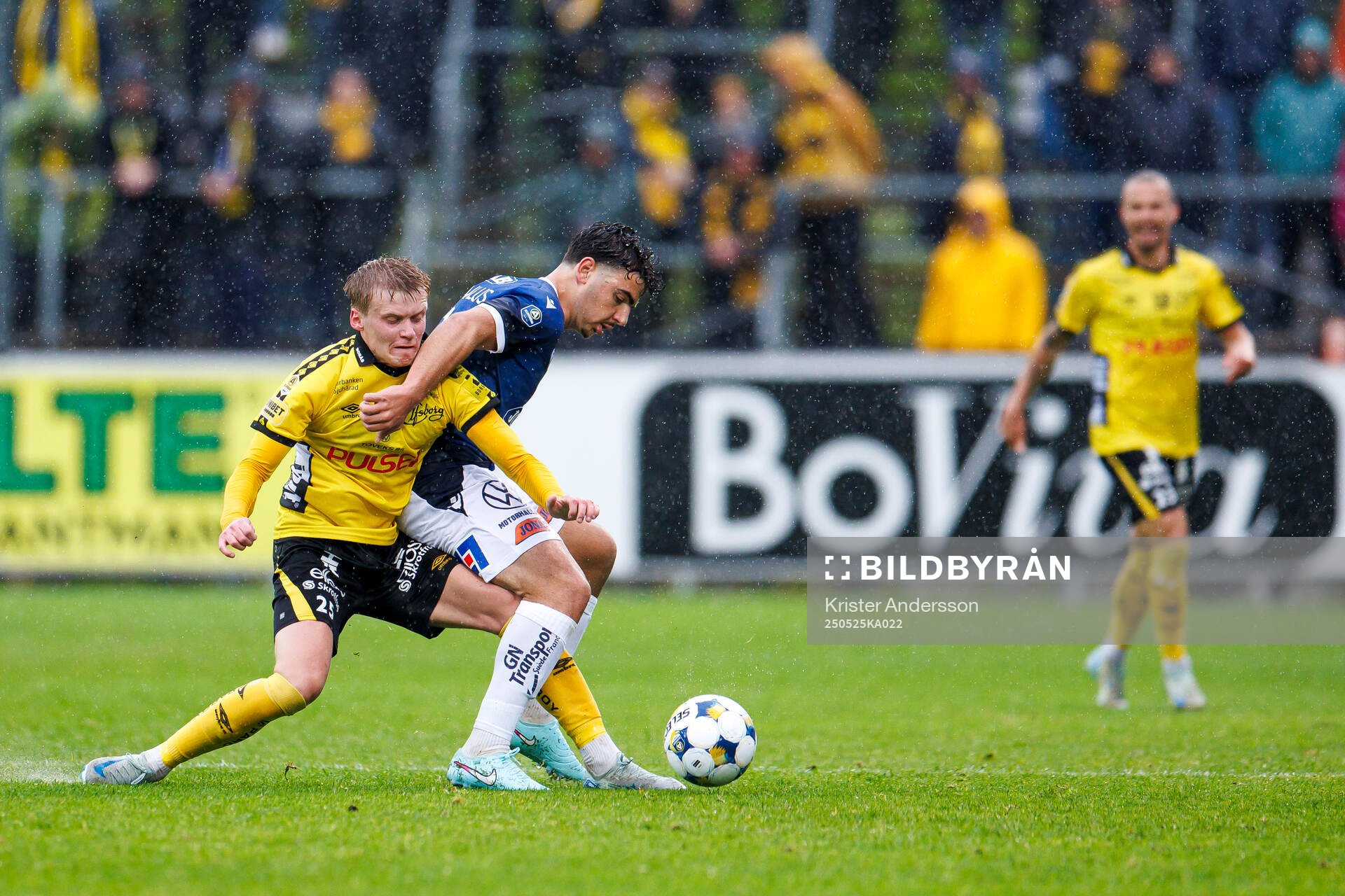 Elfsborgs Ari Sigurpálsson och Halmstads Bleon Kurtulus under fotbollsmatchen i Allsvenskan mellan Halmstad och Elfsborg den 25 maj 2025 i Halmstad.