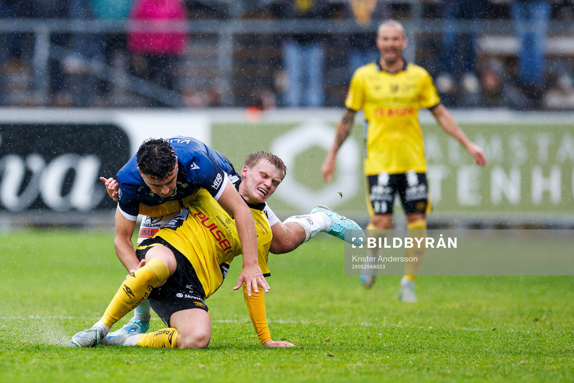 Elfsborgs Ari Sigurpálsson och Halmstads Bleon Kurtulus under fotbollsmatchen i Allsvenskan mellan Halmstad och Elfsborg den 25 maj 2025 i Halmstad.