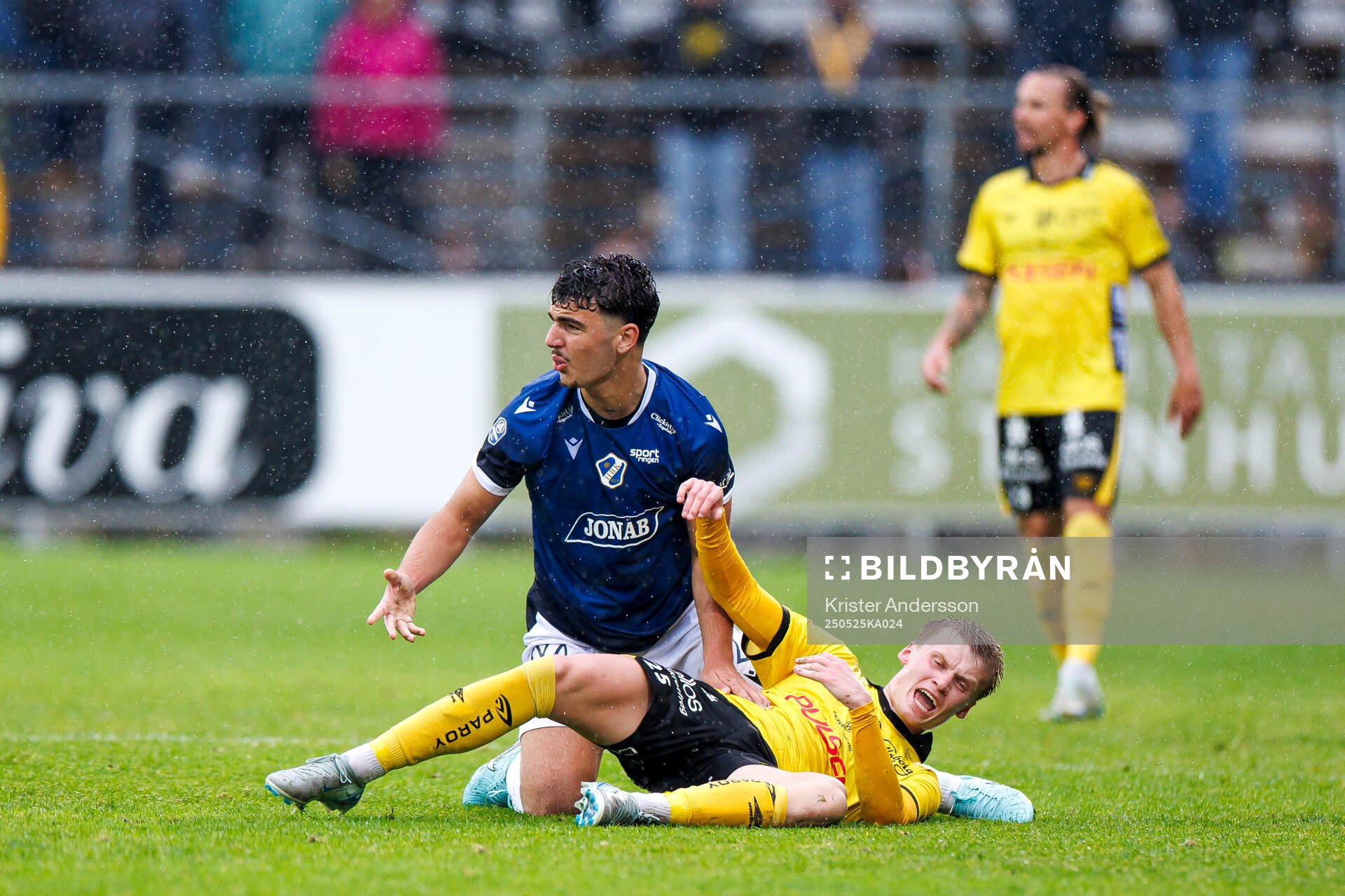Elfsborgs Ari Sigurpálsson och Halmstads Bleon Kurtulus under fotbollsmatchen i Allsvenskan mellan Halmstad och Elfsborg den 25 maj 2025 i Halmstad.