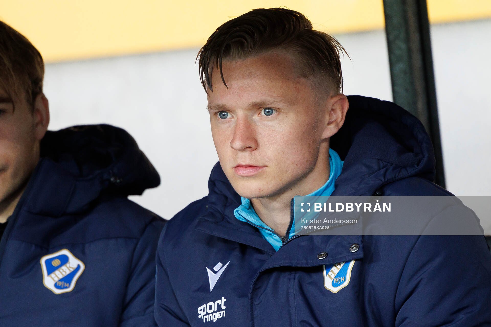 Halmstads Albin Ahlstrand på bänken inför fotbollsmatchen i Allsvenskan mellan Halmstad och Elfsborg den 25 maj 2025 i Halmstad. 