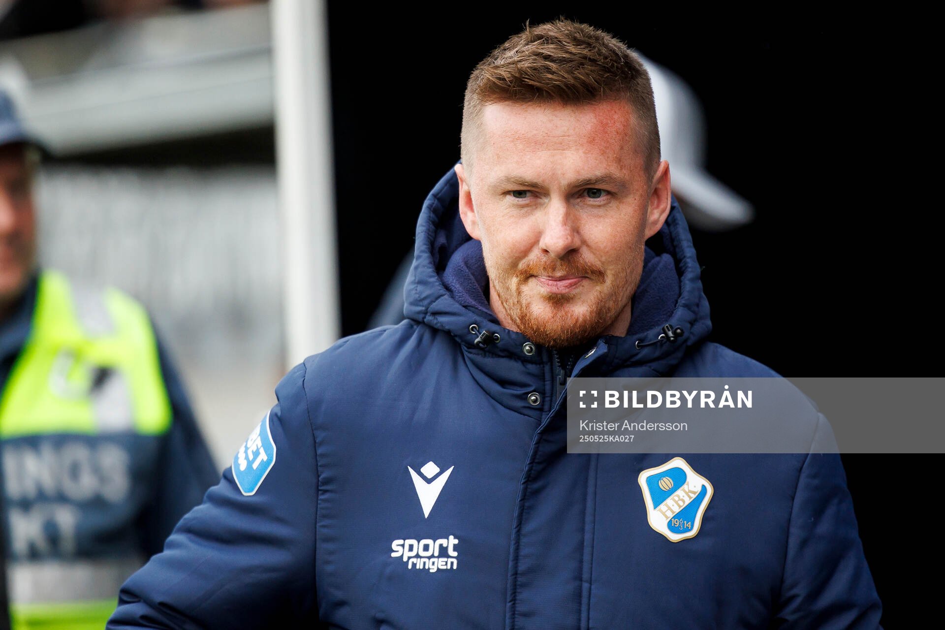 Halmstads tränare Johan Lindholm inför fotbollsmatchen i Allsvenskan mellan Halmstad och Elfsborg den 25 maj 2025 i Halmstad. 