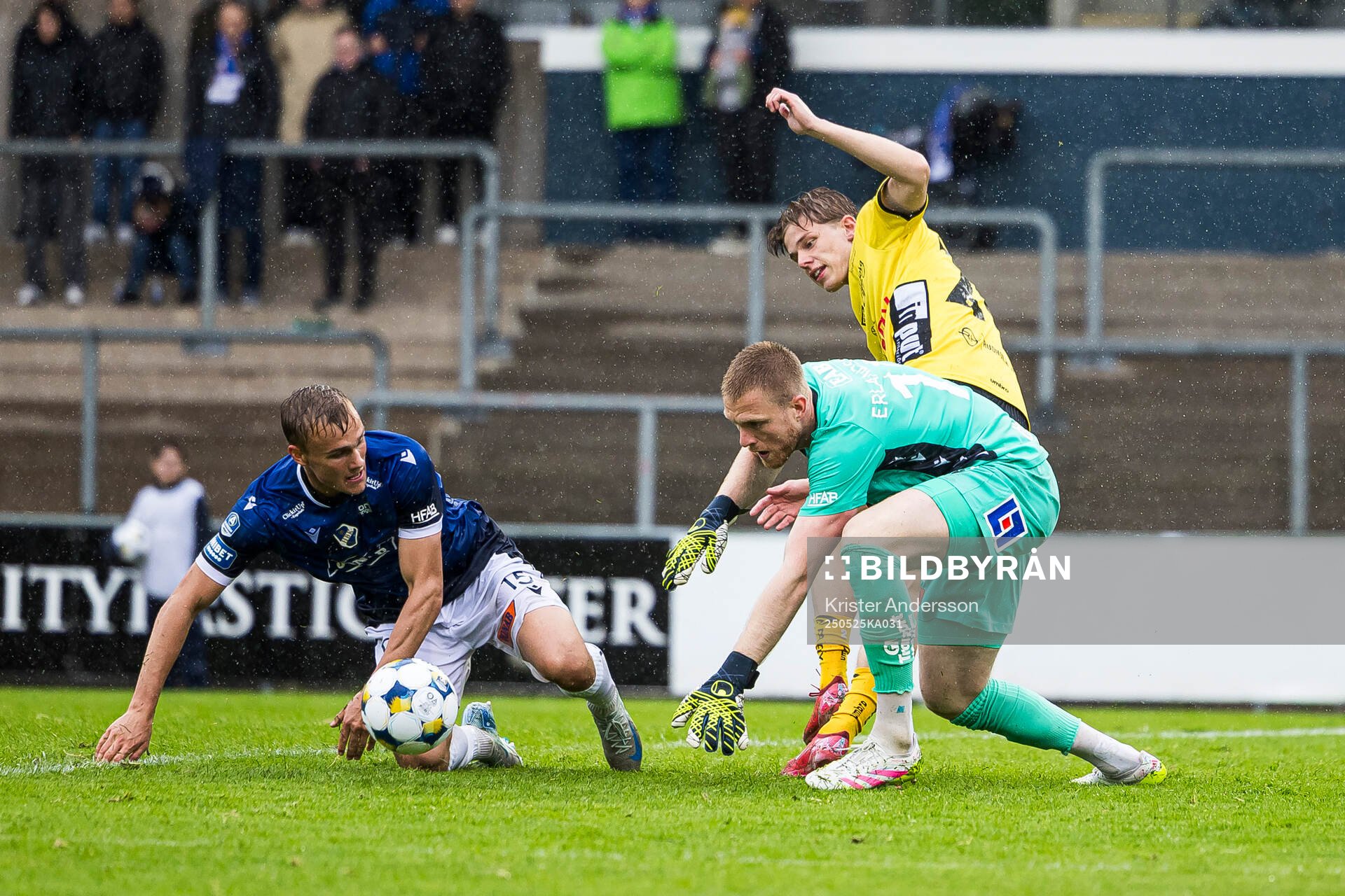 Halmstads Gustav Friberg och målvakt Tim Erlandsson mot Elfsborgs Gottfrid Rapp under fotbollsmatchen i Allsvenskan mellan Halmstad och Elfsborg den 25 maj 2025 i Halmstad.