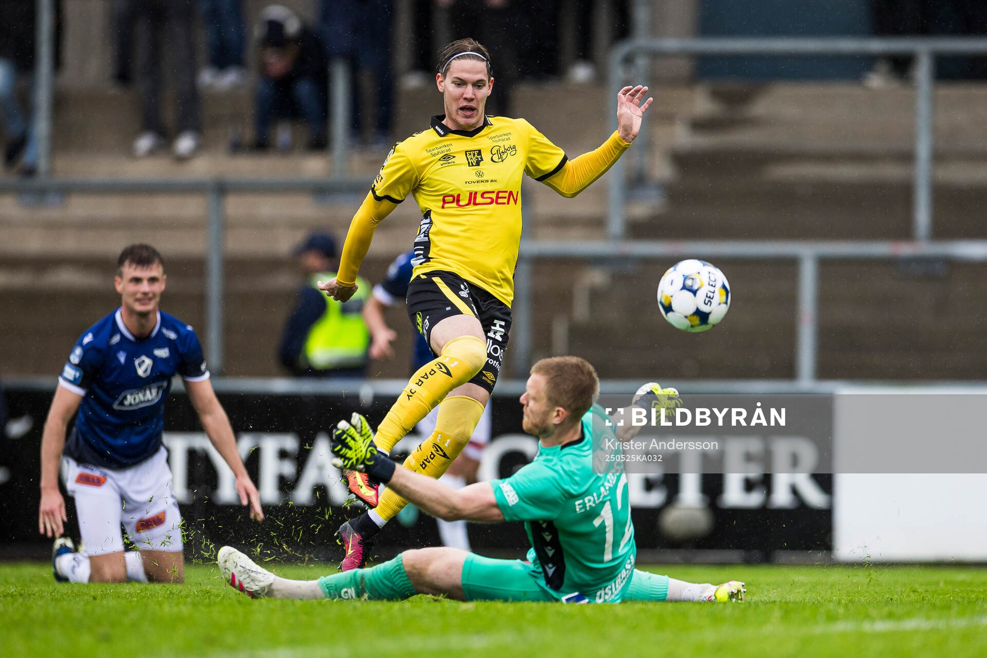 Elfsborgs Taylor Silverholt gör 1-4 bakom Halmstads målvakt Tim Erlandsson under fotbollsmatchen i Allsvenskan mellan Halmstad och Elfsborg den 25 maj 2025 i Halmstad.