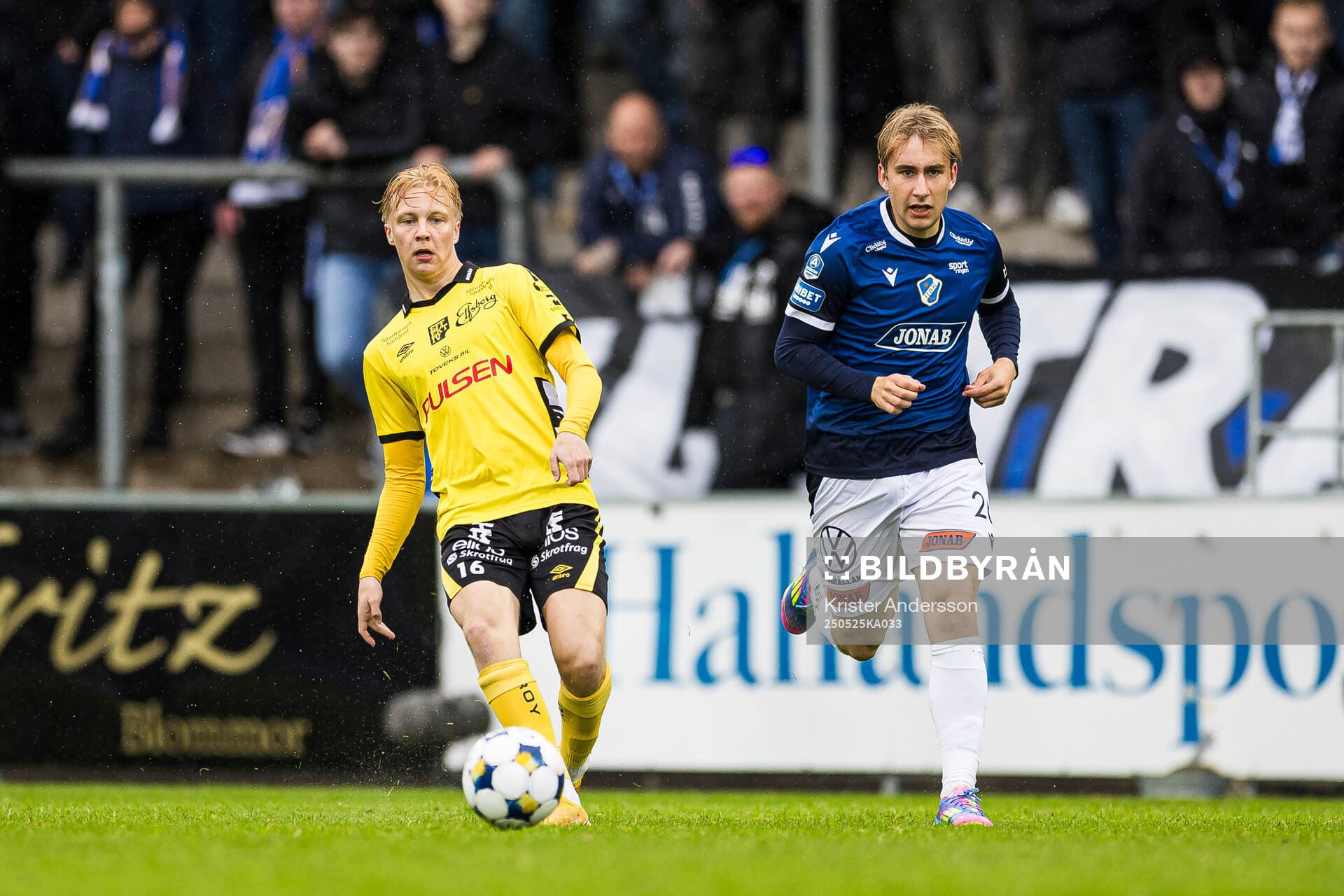 Elfsborgs Altti Hellemaa och Halmstads Måns Andersson under fotbollsmatchen i Allsvenskan mellan Halmstad och Elfsborg den 25 maj 2025 i Halmstad.