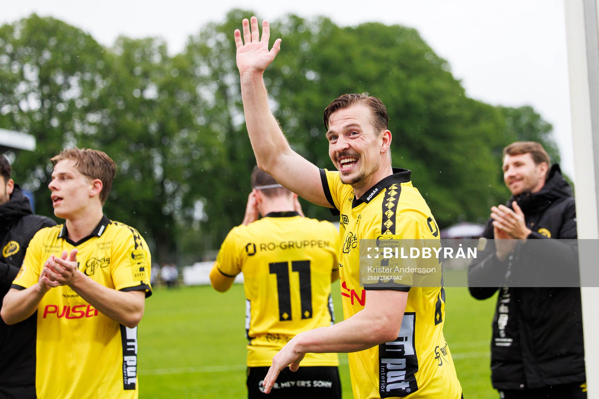 Elfsborgs Simon Olsson jublar efter fotbollsmatchen i Allsvenskan mellan Halmstad och Elfsborg den 25 maj 2025 i Halmstad. 