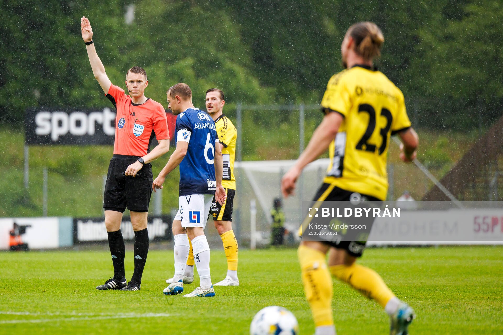 Domare Oscar Johnson under fotbollsmatchen i Allsvenskan mellan Halmstad och Elfsborg den 25 maj 2025 i Halmstad. 