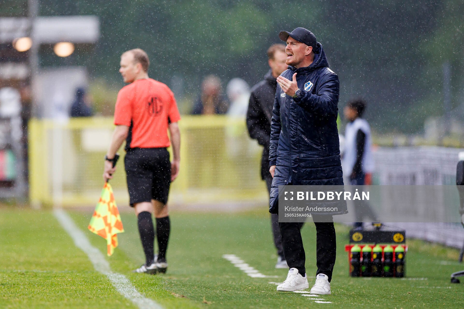 Halmstads tränare Johan Lindholm under fotbollsmatchen i Allsvenskan mellan Halmstad och Elfsborg den 25 maj 2025 i Halmstad. 