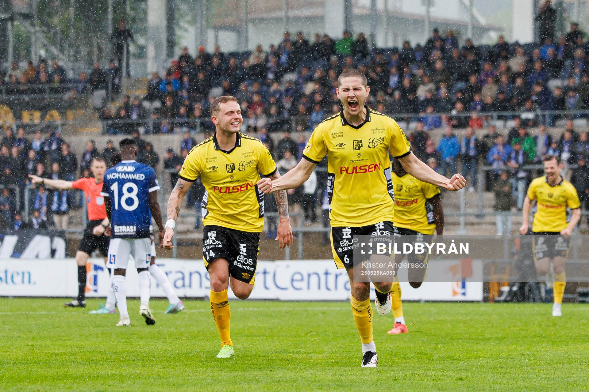 Elfsborgs Frederik Ihler och Rasmus Wikström jublar under fotbollsmatchen i Allsvenskan mellan Halmstad och Elfsborg den 25 maj 2025 i Halmstad.