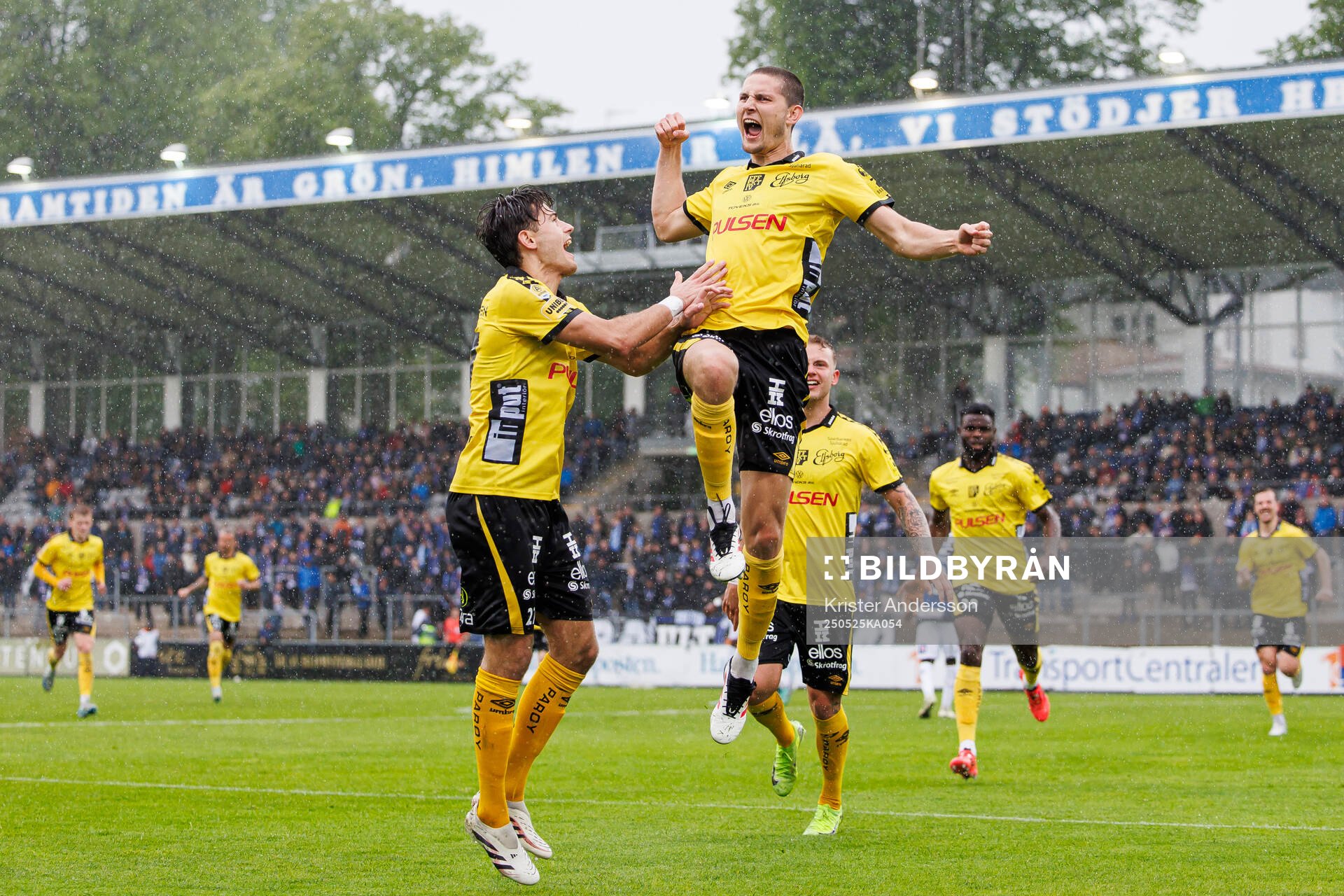 Elfsborgs Frederik Ihler och Rasmus Wikström jublar