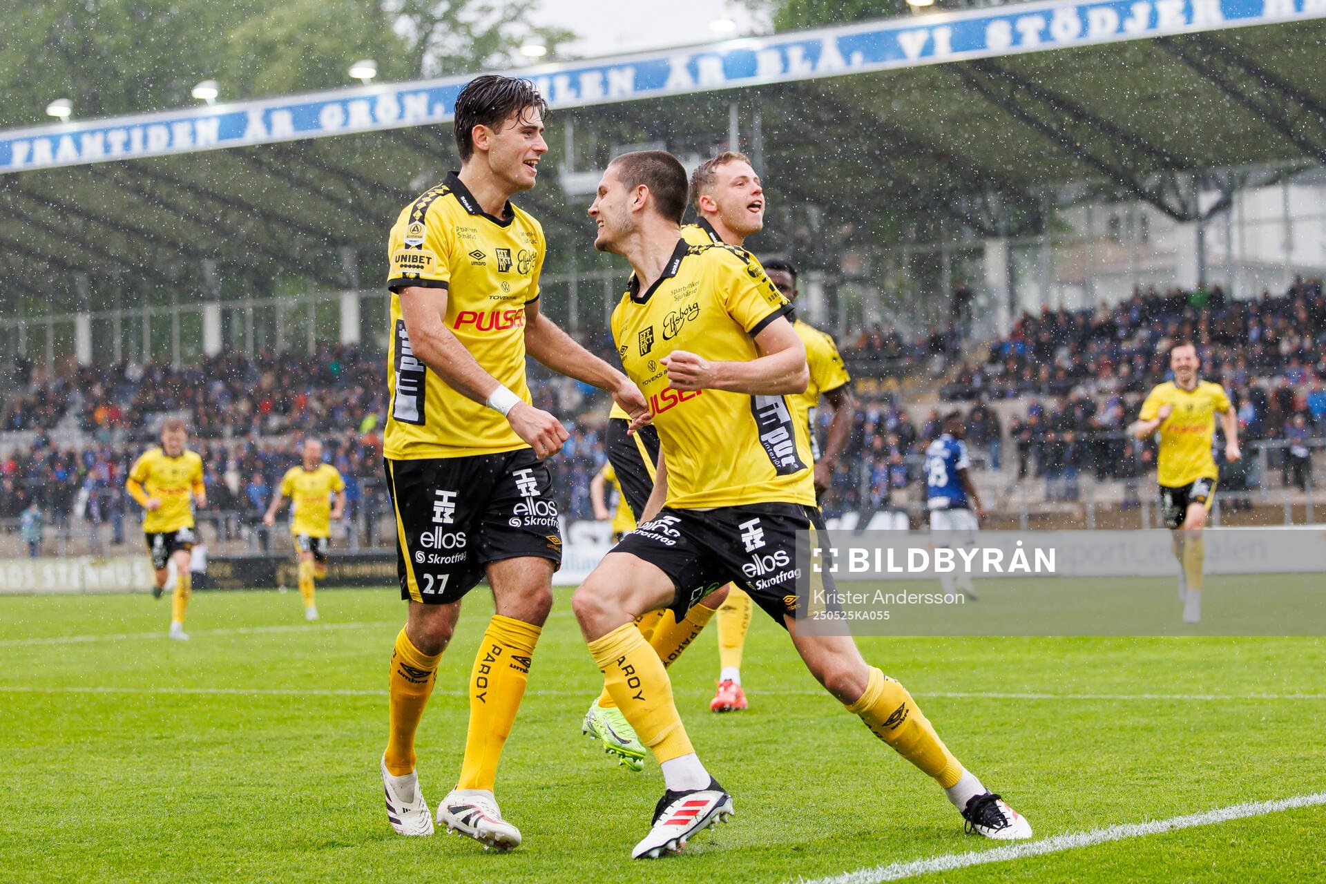 Elfsborgs Besfort Zeneli och Rasmus Wikström jublar under fotbollsmatchen i Allsvenskan mellan Halmstad och Elfsborg den 25 maj 2025 i Halmstad.