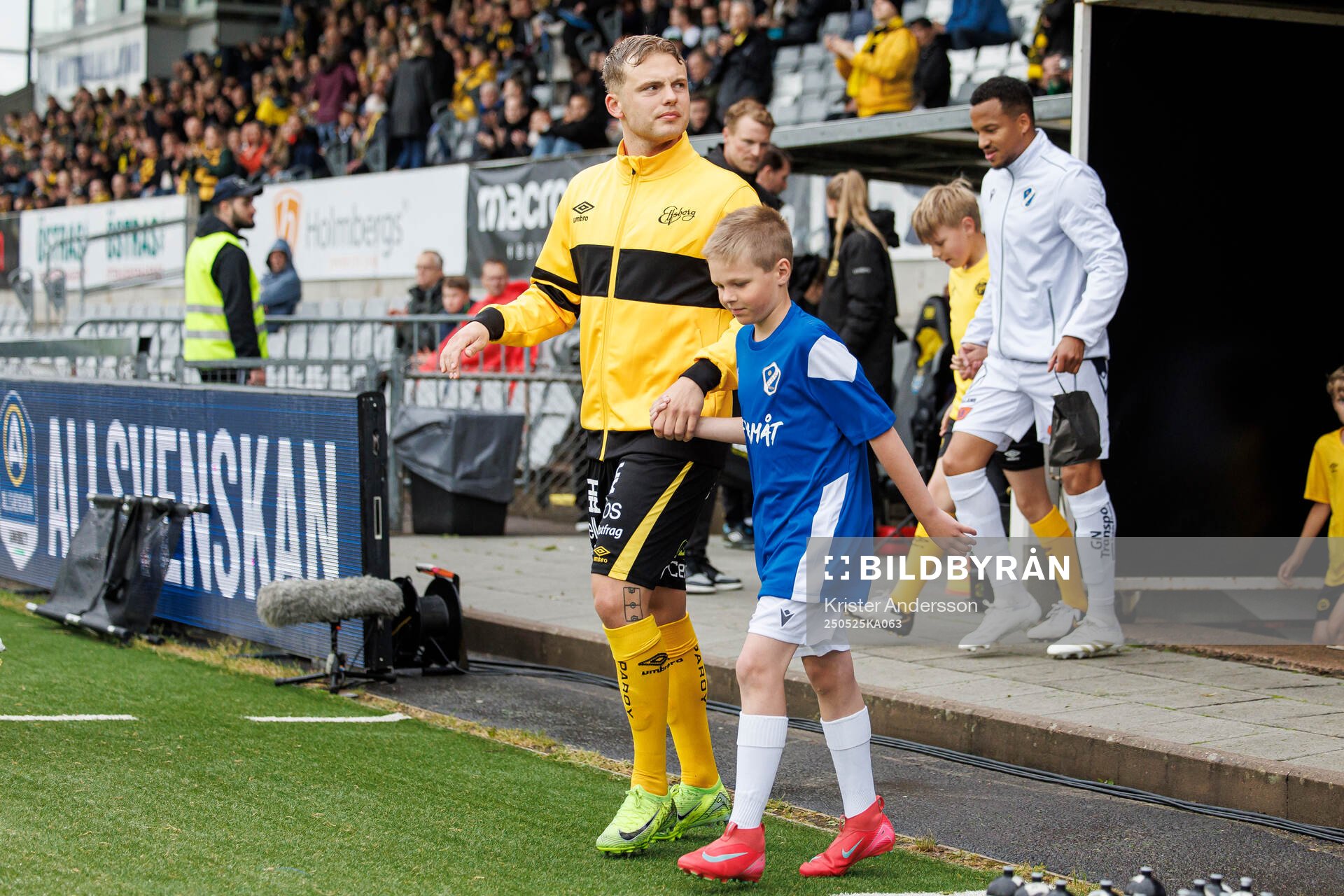 Inmarsch inför fotbollsmatchen i Allsvenskan mellan Halmstad och Elfsborg den 25 maj 2025 i Halmstad. 
