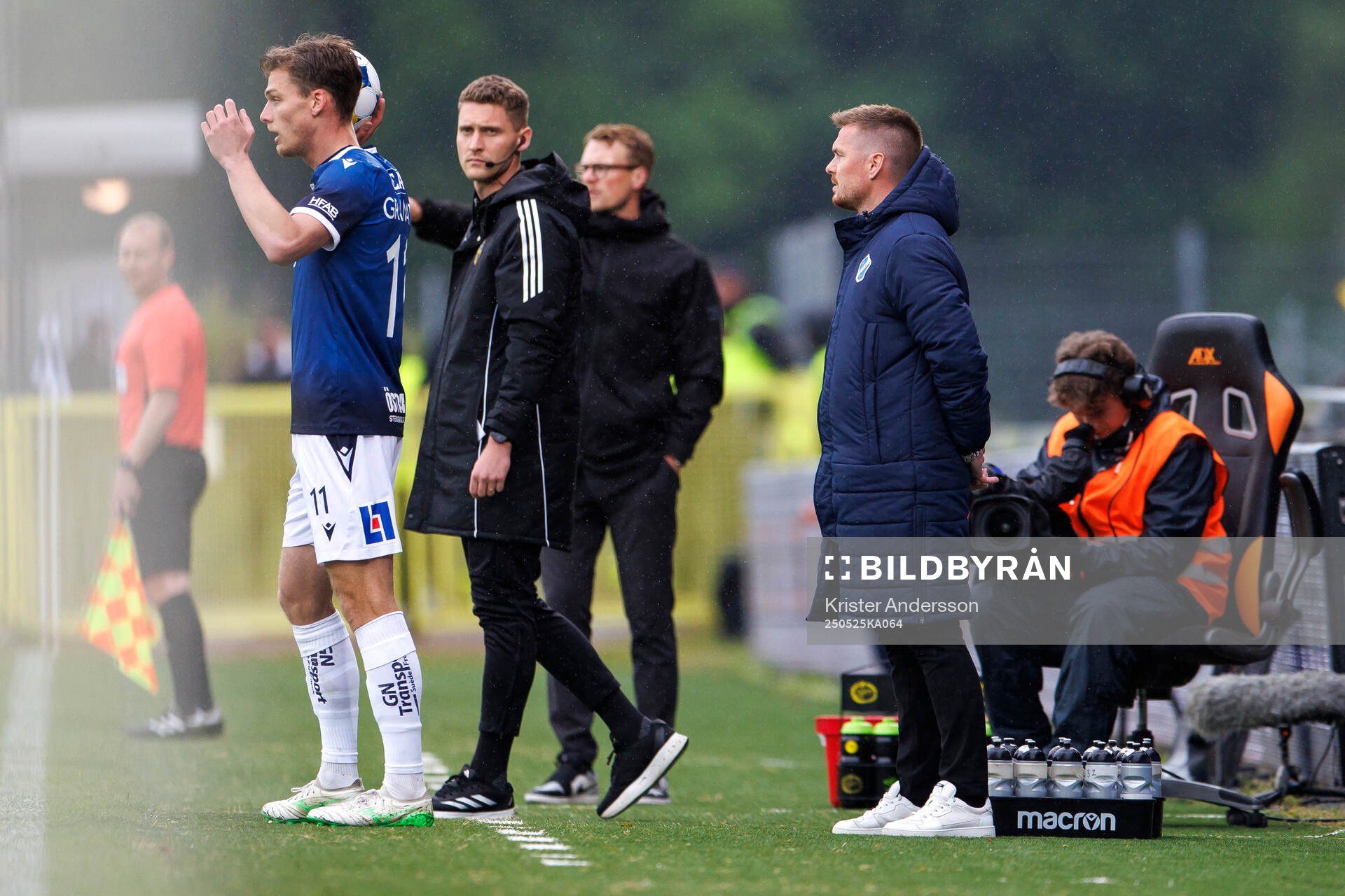 Halmstads tränare Johan Lindholm under fotbollsmatchen i Allsvenskan mellan Halmstad och Elfsborg den 25 maj 2025 i Halmstad. 