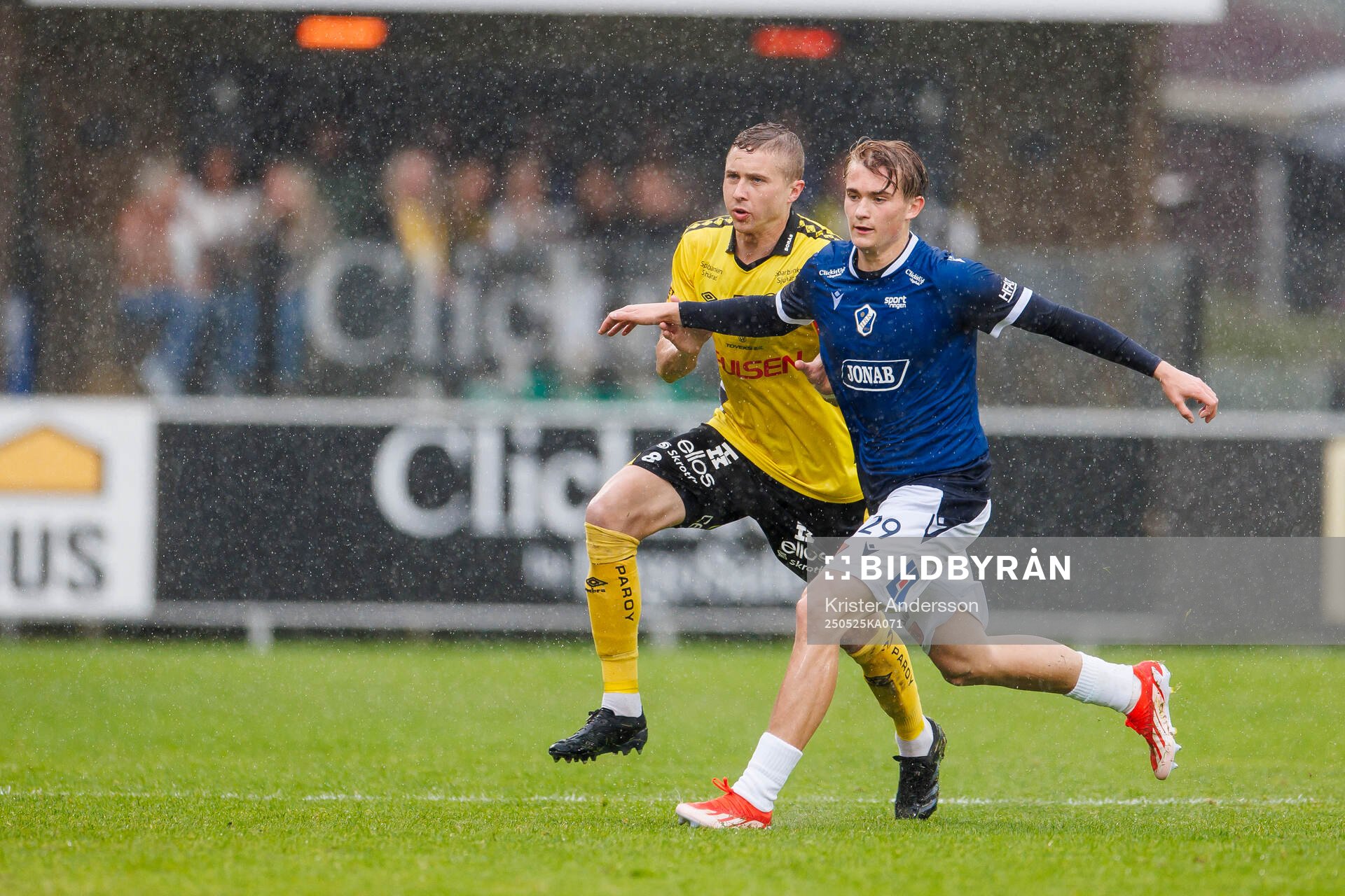 Elfsborgs Sebastian Holmen och Halmstads Ludvig Arvidsson under fotbollsmatchen i Allsvenskan mellan Halmstad och Elfsborg den 25 maj 2025 i Halmstad.