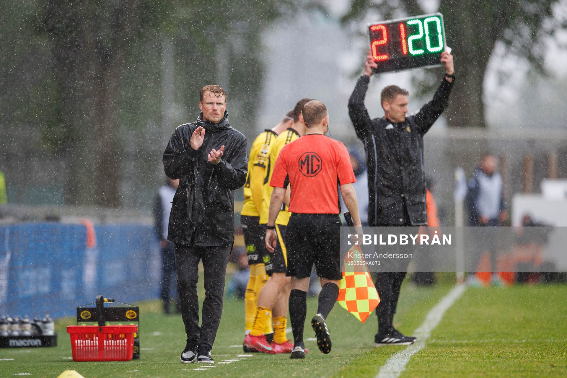 Elfsborgs tränare Oscar Hiljemark under fotbollsmatchen i Allsvenskan mellan Halmstad och Elfsborg den 25 maj 2025 i Halmstad. 