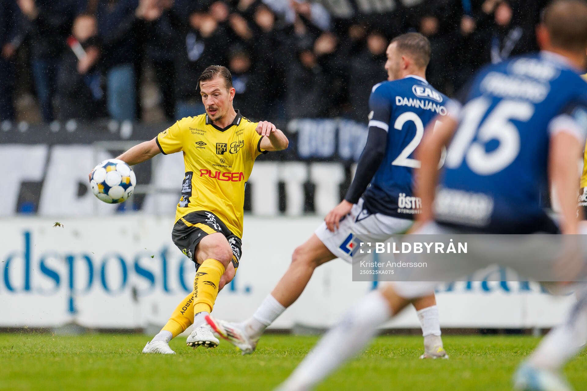 Elfsborgs Simon Olsson under fotbollsmatchen i Allsvenskan mellan Halmstad och Elfsborg den 25 maj 2025 i Halmstad. 