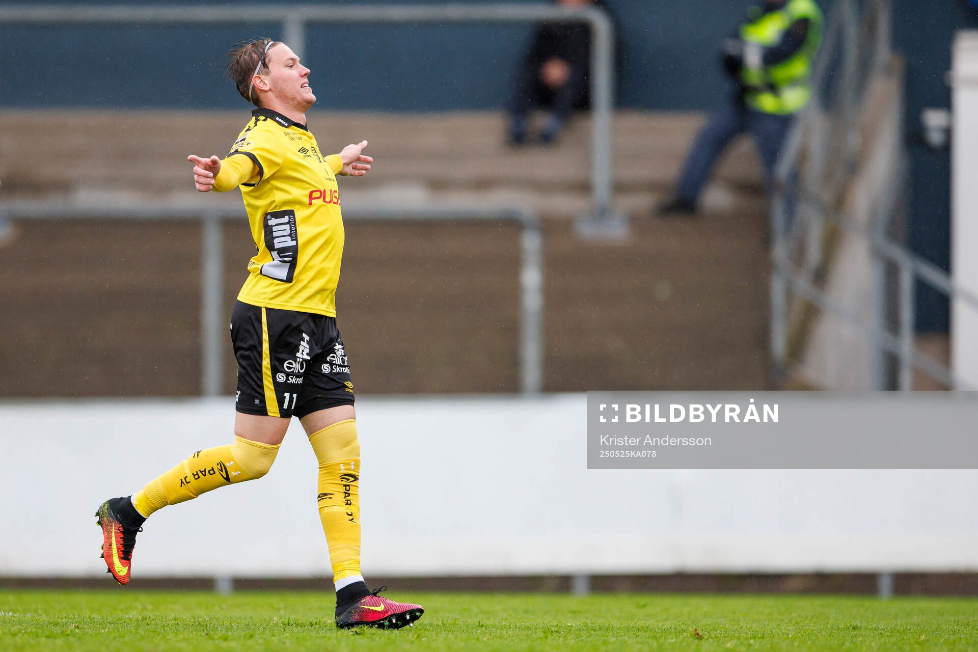 Elfsborgs Taylor Silverholt jublar efter 1-4 under fotbollsmatchen i Allsvenskan mellan Halmstad och Elfsborg den 25 maj 2025 i Halmstad.