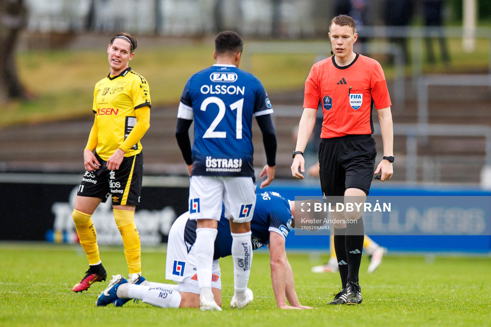 Domare Oscar Johnson under fotbollsmatchen i Allsvenskan mellan Halmstad och Elfsborg den 25 maj 2025 i Halmstad. 