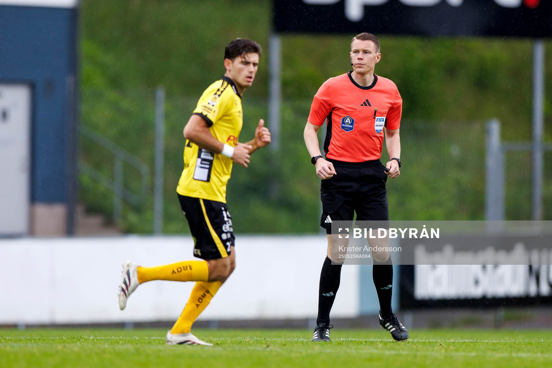 Domare Oscar Johnson under fotbollsmatchen i Allsvenskan mellan Halmstad och Elfsborg den 25 maj 2025 i Halmstad. 