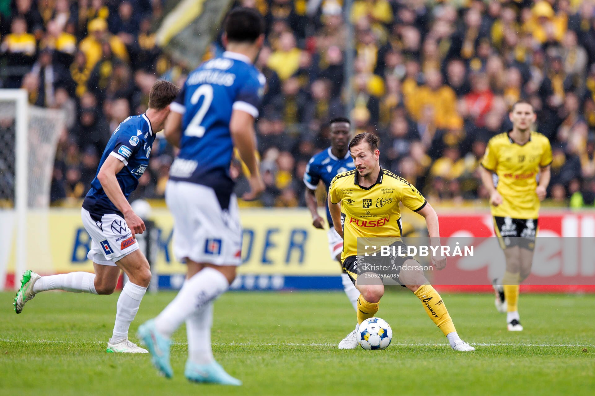 Elfsborgs Simon Olsson under fotbollsmatchen i Allsvenskan mellan Halmstad och Elfsborg den 25 maj 2025 i Halmstad. 
