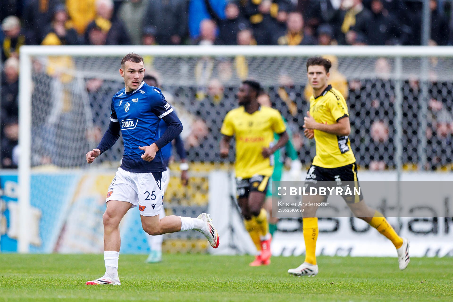 Halmstads Aleksander Damnjanovic Nilsson under fotbollsmatchen i Allsvenskan mellan Halmstad och Elfsborg den 25 maj 2025 i Halmstad. 