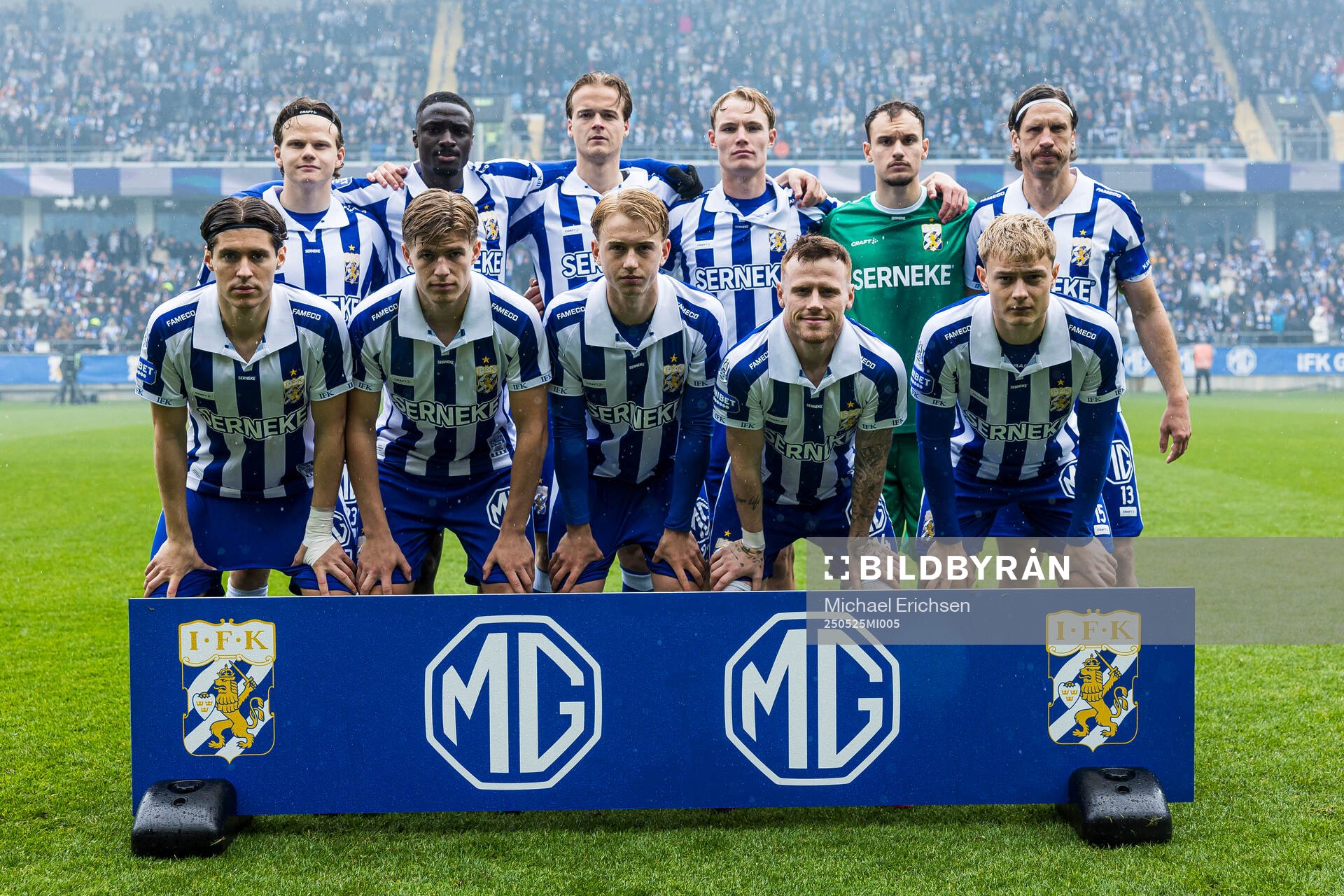 IFK Göteborgs startelva ställer upp för en lagbild inför fotbollsmatchen i Allsvenskan mellan IFK Göteborg och Malmö FF den 25 maj 2025 i Göteborg.