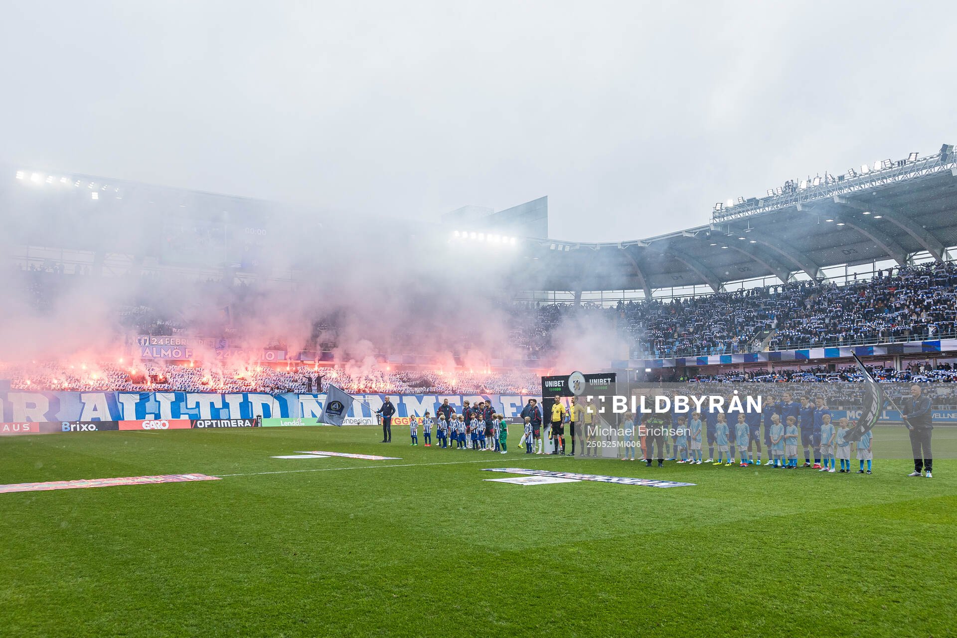 Malmö FFs och IFK Göteborgs spelare inför fotbollsmatchen i Allsvenskan mellan IFK Göteborg och Malmö FF den 25 maj 2025 i Göteborg.