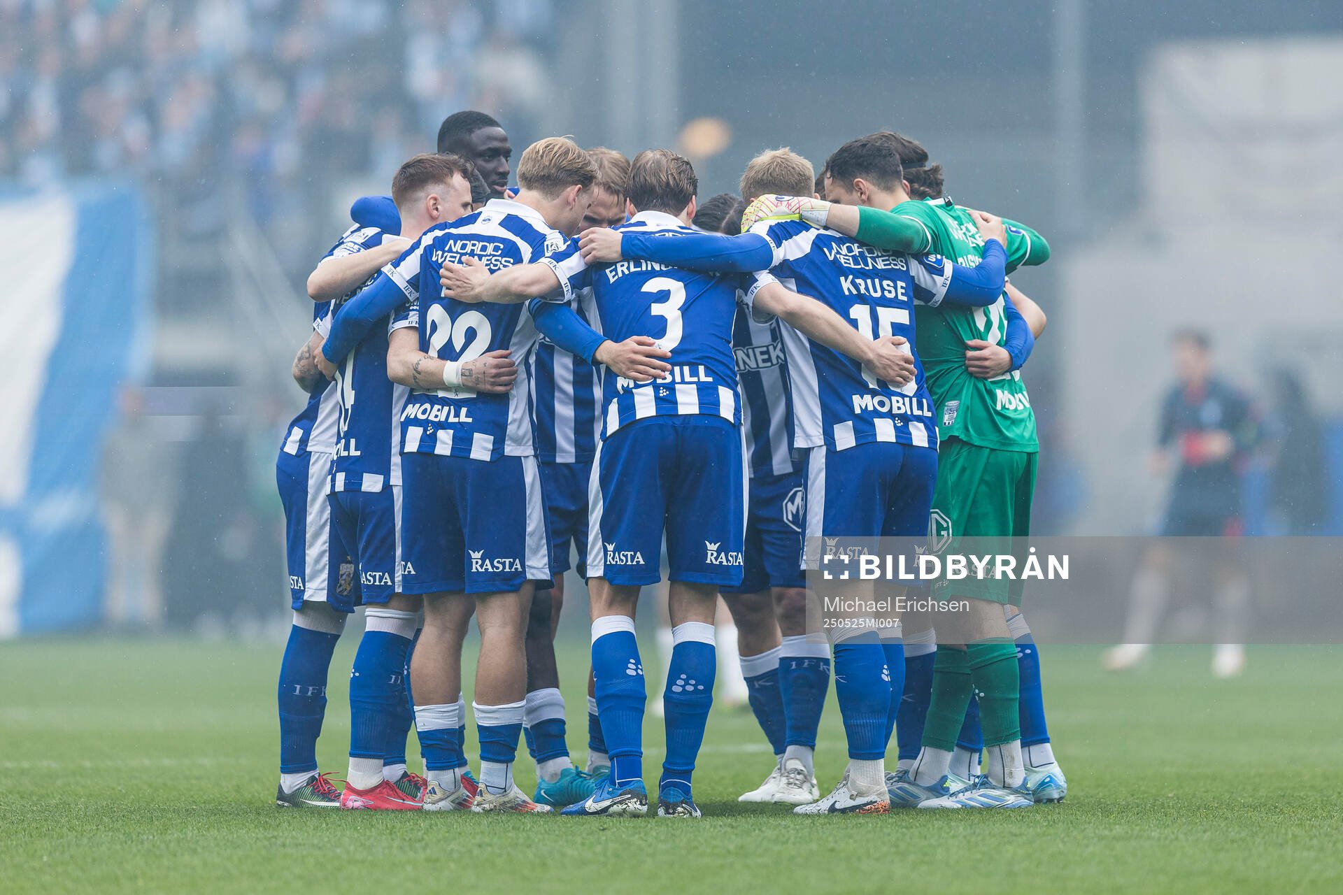 IFK Göteborgs spelare samlas inför fotbollsmatchen i Allsvenskan mellan IFK Göteborg och Malmö FF den 25 maj 2025 i Göteborg. 