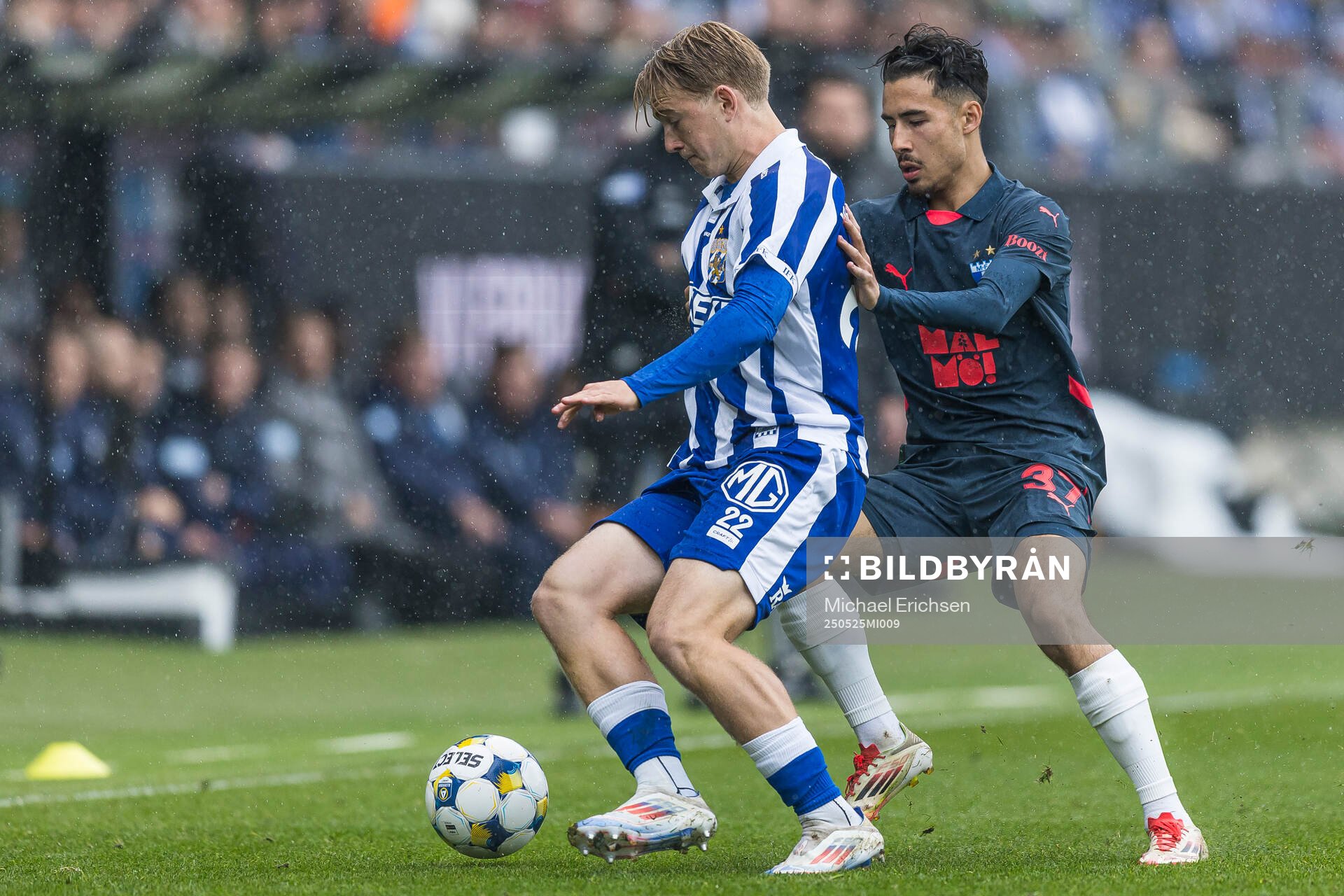 IFK Göteborgs Noah Tolf och Malmö FFs Adrian Skogmar under fotbollsmatchen i Allsvenskan mellan IFK Göteborg och Malmö FF den 25 maj 2025 i Göteborg.