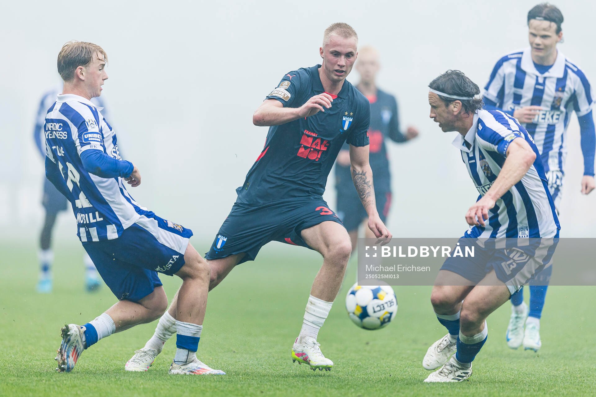 IFK Göteborgs Noah Tolf och Gustav Svensson mot Malmö FFs Daniel Gudjohnsen under fotbollsmatchen i Allsvenskan mellan IFK Göteborg och Malmö FF den 25 maj 2025 i Göteborg.