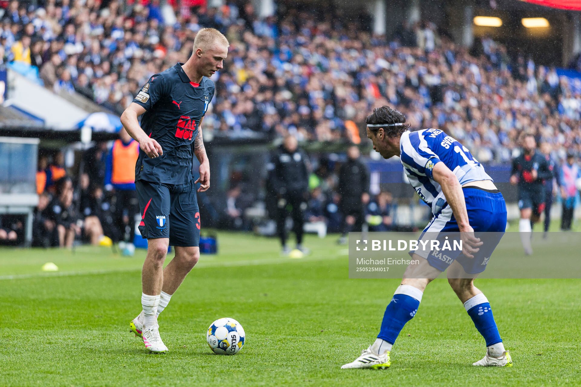 Malmö FFs Daniel Gudjohnsen och IFK Göteborgs Gustav Svensson under fotbollsmatchen i Allsvenskan mellan IFK Göteborg och Malmö FF den 25 maj 2025 i Göteborg.