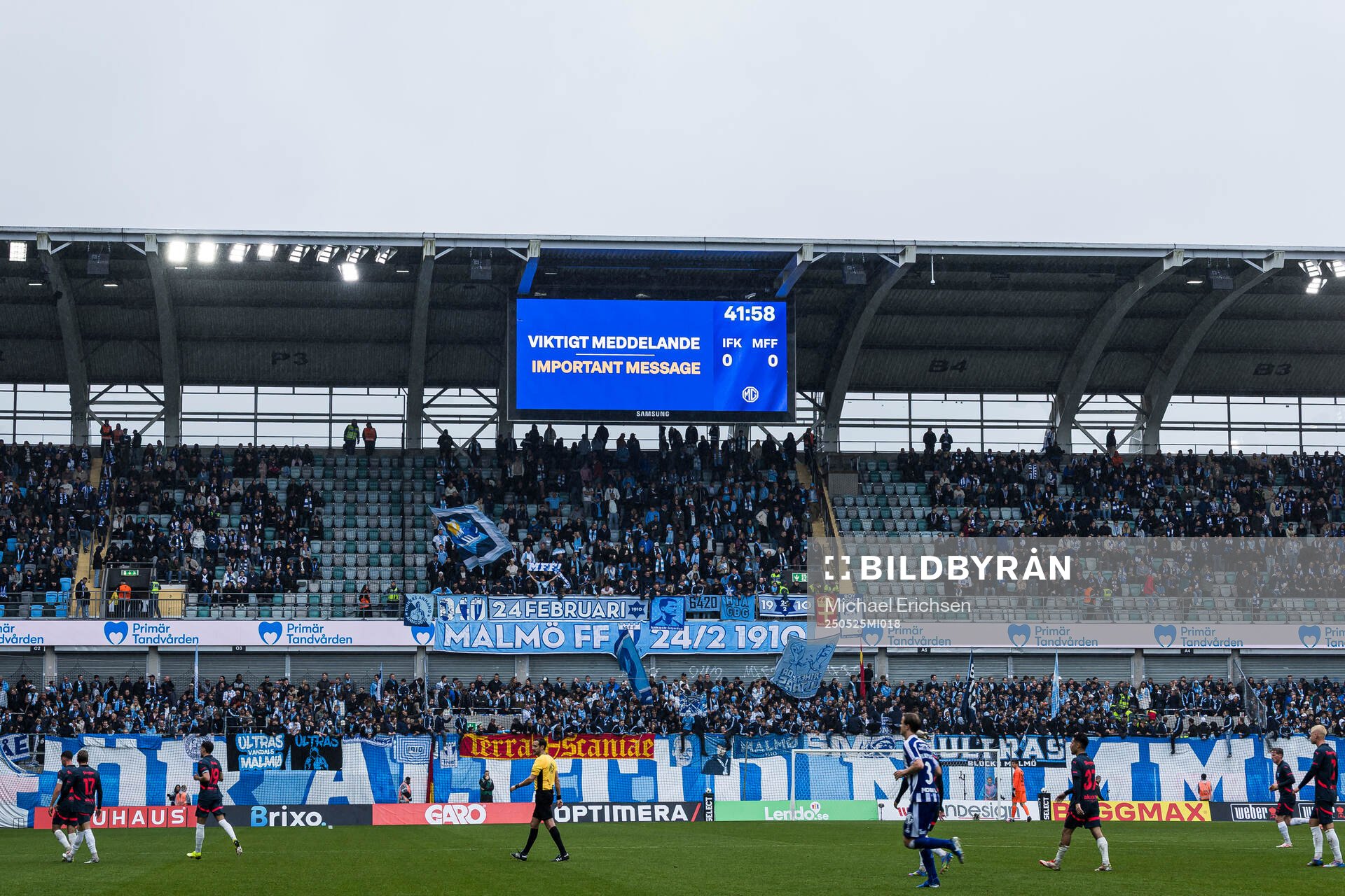 Information på storbildsskärm i samband med att matchen blivit tillfälligt avbruten under fotbollsmatchen i Allsvenskan mellan IFK Göteborg och Malmö FF den 25 maj 2025 i Göteborg.