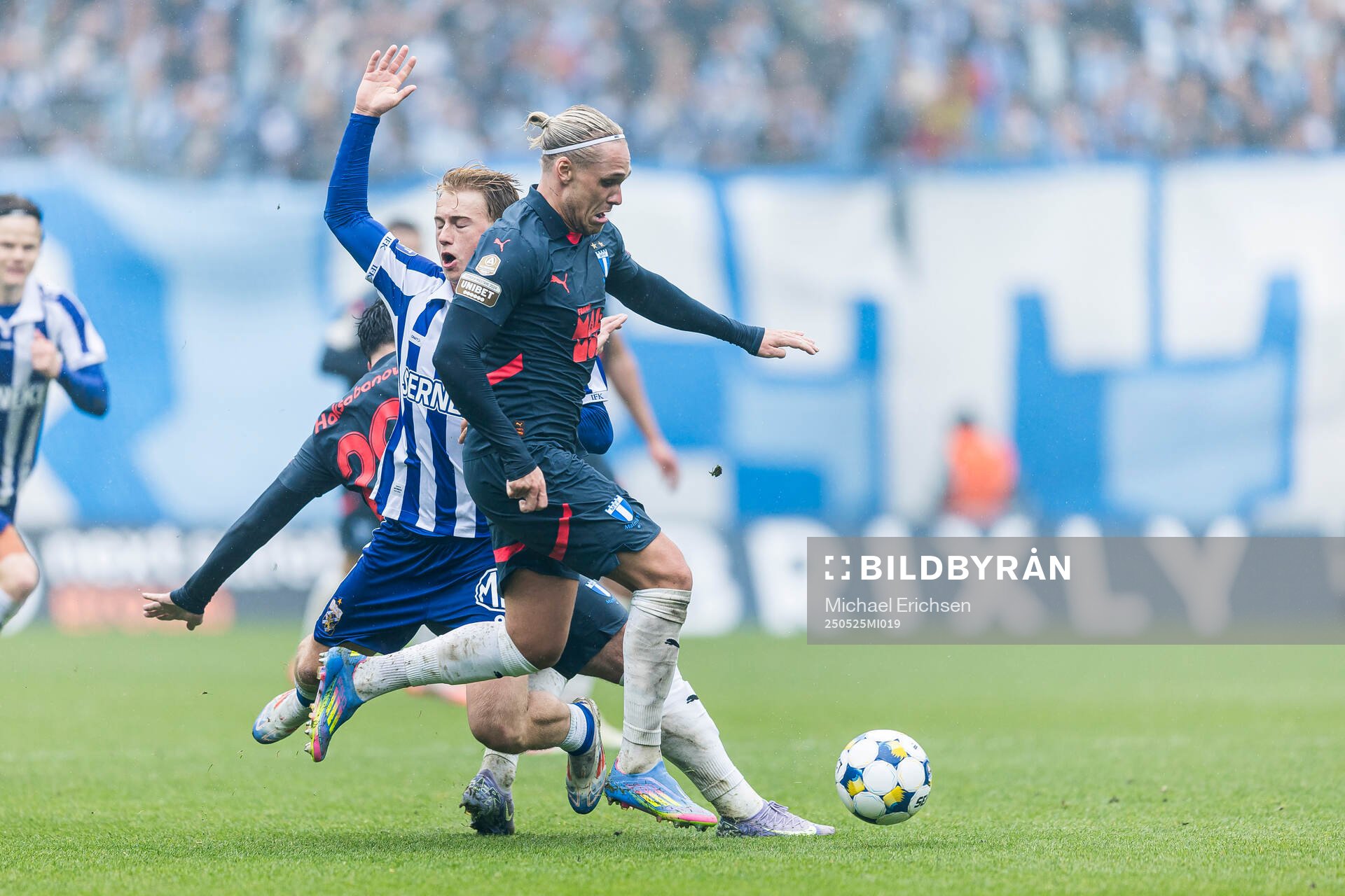 IFK Göteborgs Noah Tolf och Malmö FFs Arnor Sigurdsson under fotbollsmatchen i Allsvenskan mellan IFK Göteborg och Malmö FF den 25 maj 2025 i Göteborg.