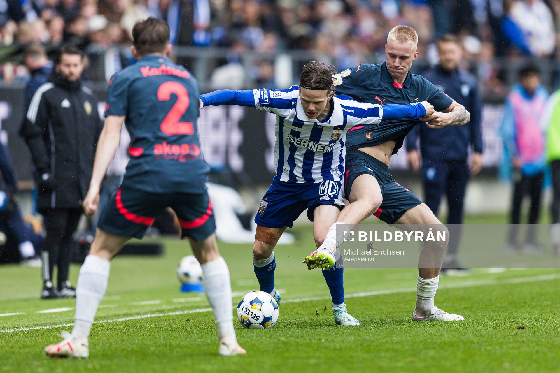 IFK Göteborgs Kolbeinn Thordarson och Malmö FFs Daniel Gudjohnsen under fotbollsmatchen i Allsvenskan mellan IFK Göteborg och Malmö FF den 25 maj 2025 i Göteborg.