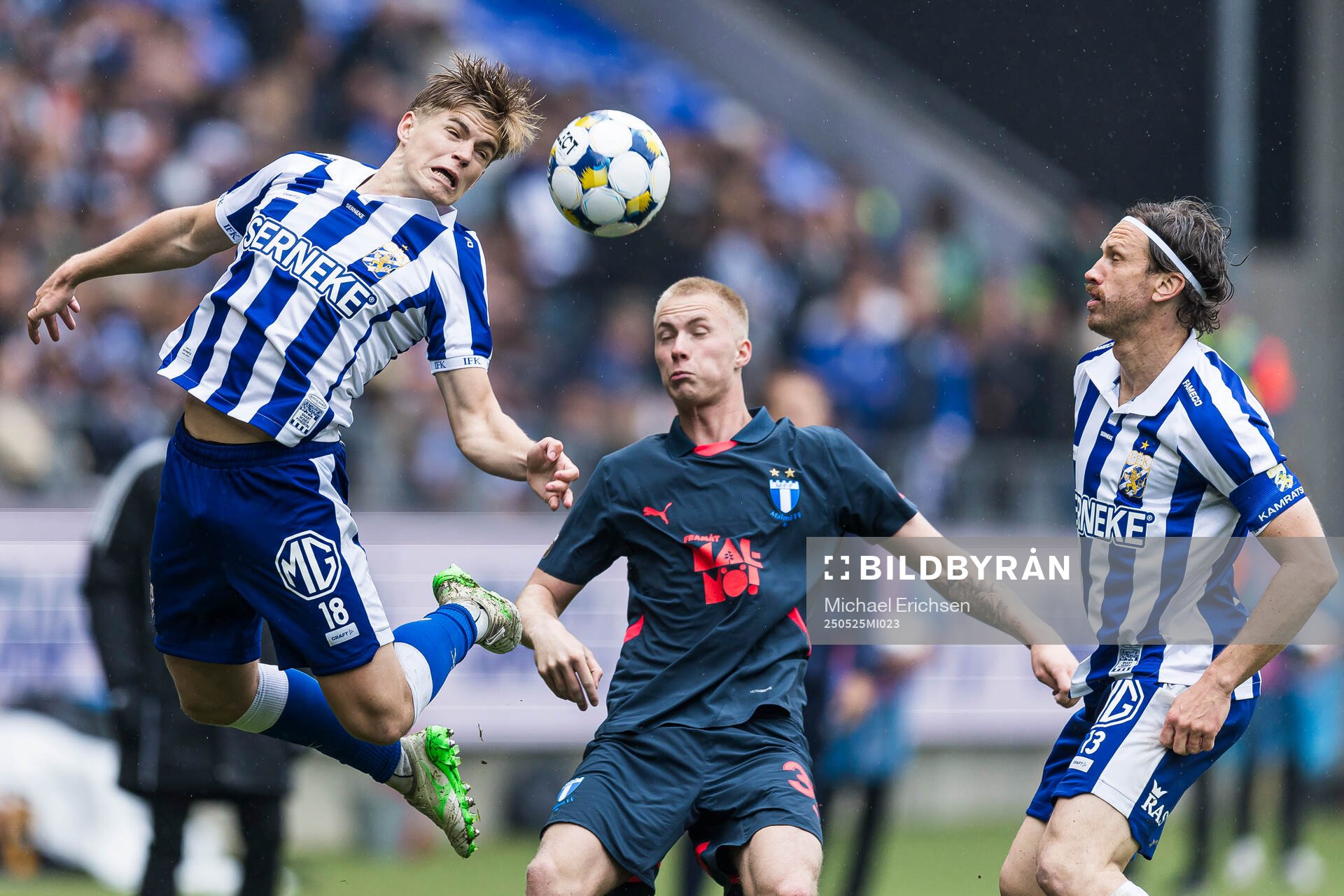 IFK Göteborgs Felix Eriksson och Gustav Svensson mot Malmö FFs Daniel Gudjohnsen under fotbollsmatchen i Allsvenskan mellan IFK Göteborg och Malmö FF den 25 maj 2025 i Göteborg.