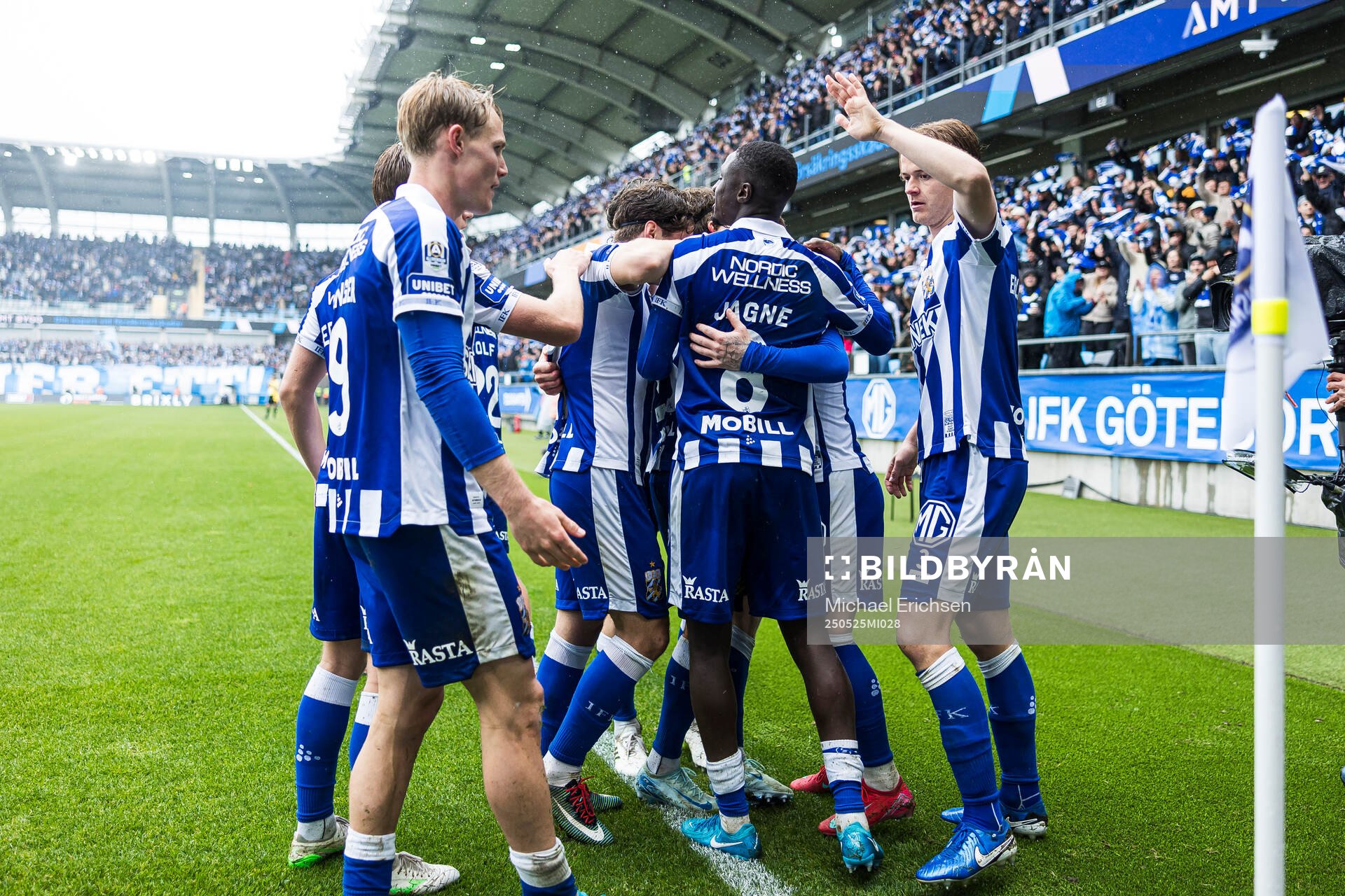 IFK Göteborgs Kolbeinn Thordarson jublar tillsammans med lagkamrater efter 1-0 under fotbollsmatchen i Allsvenskan mellan IFK Göteborg och Malmö FF den 25 maj 2025 i Göteborg.
