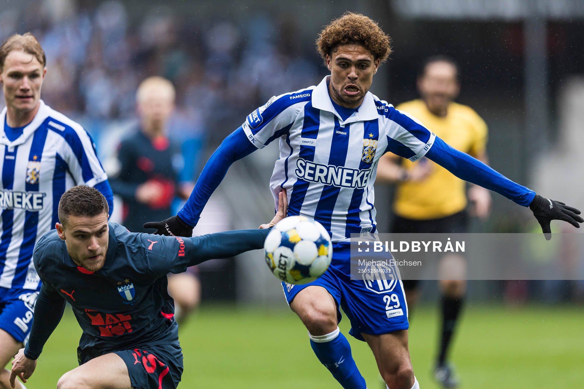 Malmö FFs Gabriel Busanello och IFK Göteborgs Thomas Santos under fotbollsmatchen i Allsvenskan mellan IFK Göteborg och Malmö FF den 25 maj 2025 i Göteborg.