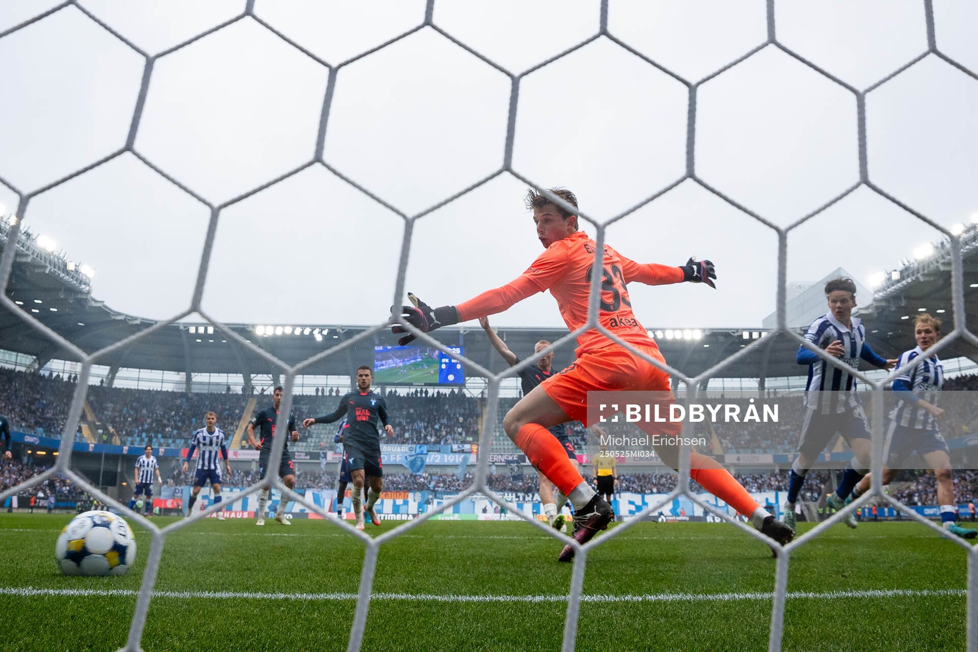 IFK Göteborgs Kolbeinn Thordarson nickar in 1-0 bakom Malmö FFs målvakt Melker Ellborg under fotbollsmatchen i Allsvenskan mellan IFK Göteborg och Malmö FF den 25 maj 2025 i Göteborg.