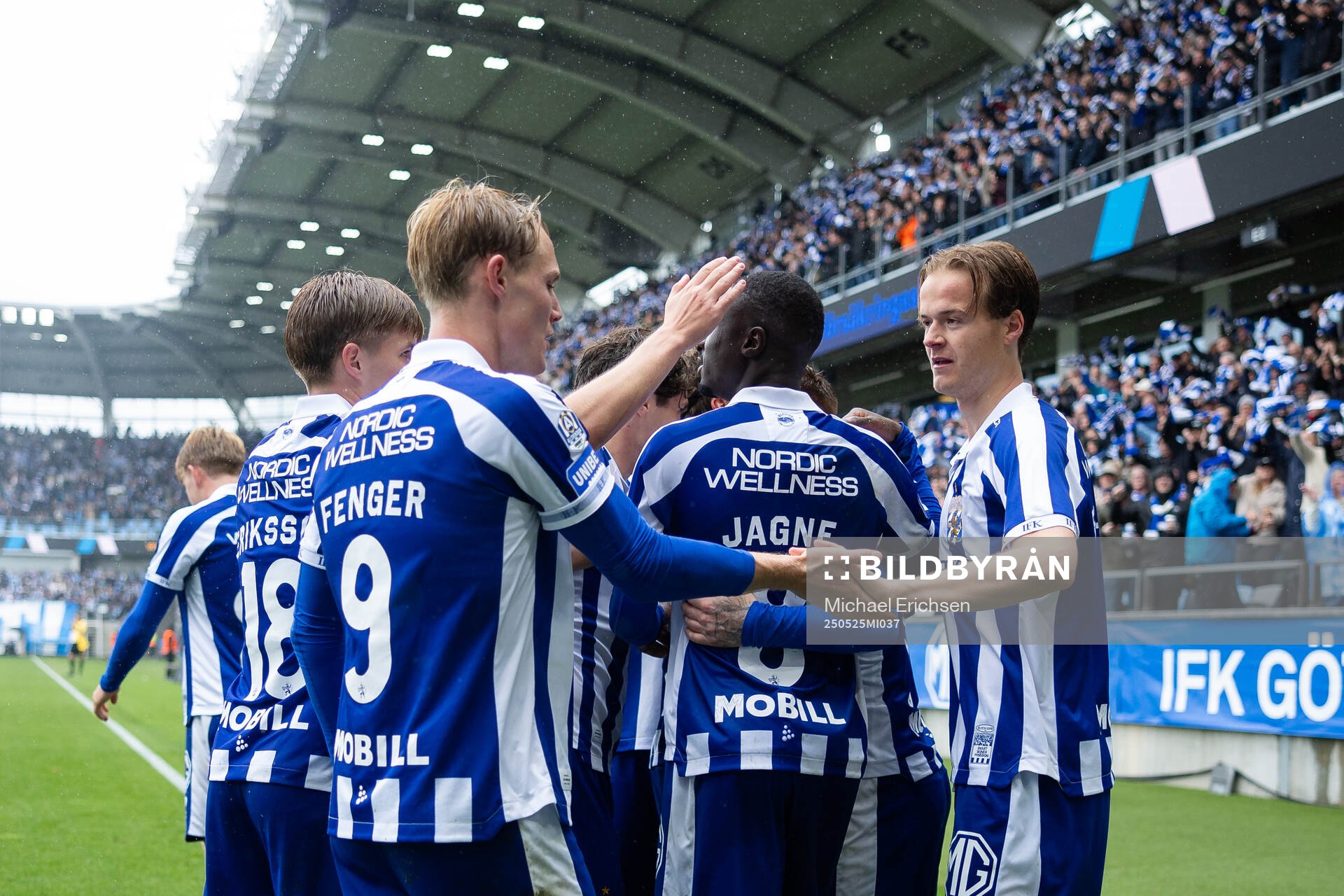 IFK Göteborgs Kolbeinn Thordarson jublar ihop med lagkamrater efter 1-0 under fotbollsmatchen i Allsvenskan mellan IFK Göteborg och Malmö FF den 25 maj 2025 i Göteborg.