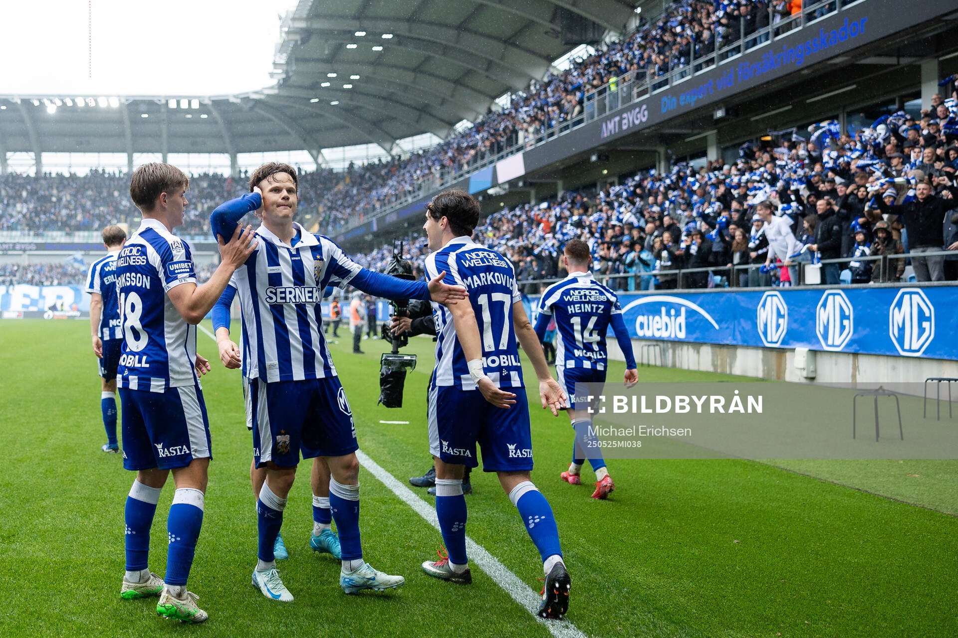 IFK Göteborgs Kolbeinn Thordarson jublar ihop med lagkamrater efter 1-0 under fotbollsmatchen i Allsvenskan mellan IFK Göteborg och Malmö FF den 25 maj 2025 i Göteborg.