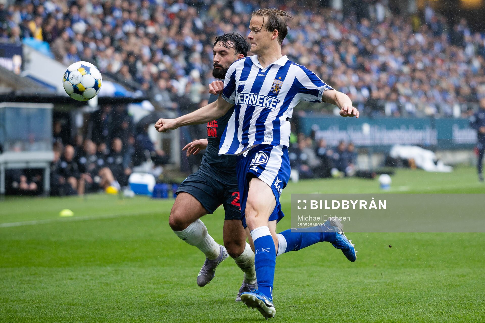 Malmö FFs Sead Haksabanovic och IFK Göteborgs August Erlingmark under fotbollsmatchen i Allsvenskan mellan IFK Göteborg och Malmö FF den 25 maj 2025 i Göteborg.