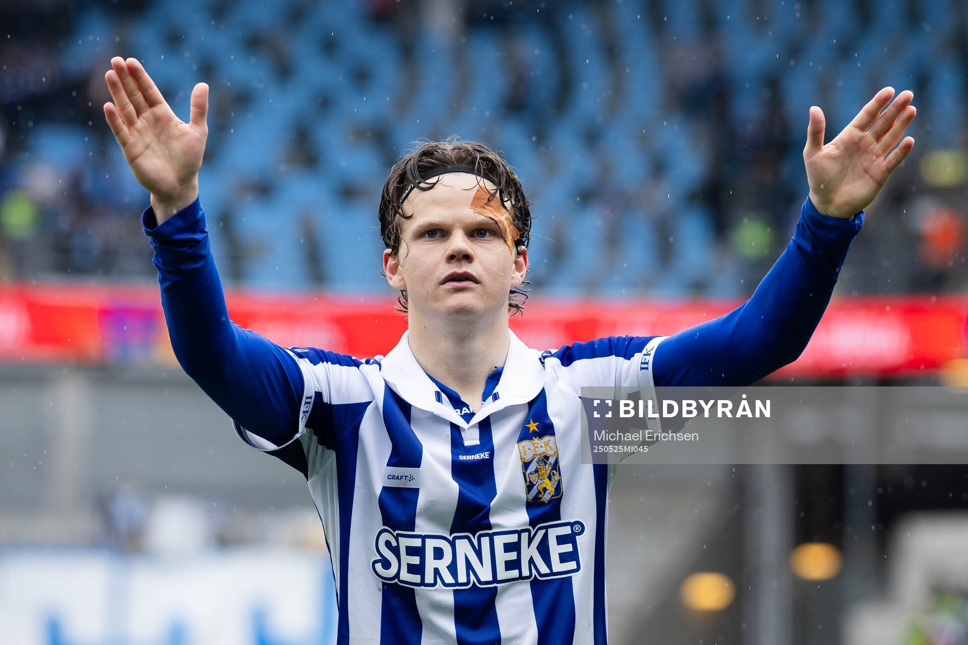 IFK Göteborgs Kolbeinn Thordarson tackar publiken efter fotbollsmatchen i Allsvenskan mellan IFK Göteborg och Malmö FF den 25 maj 2025 i Göteborg.