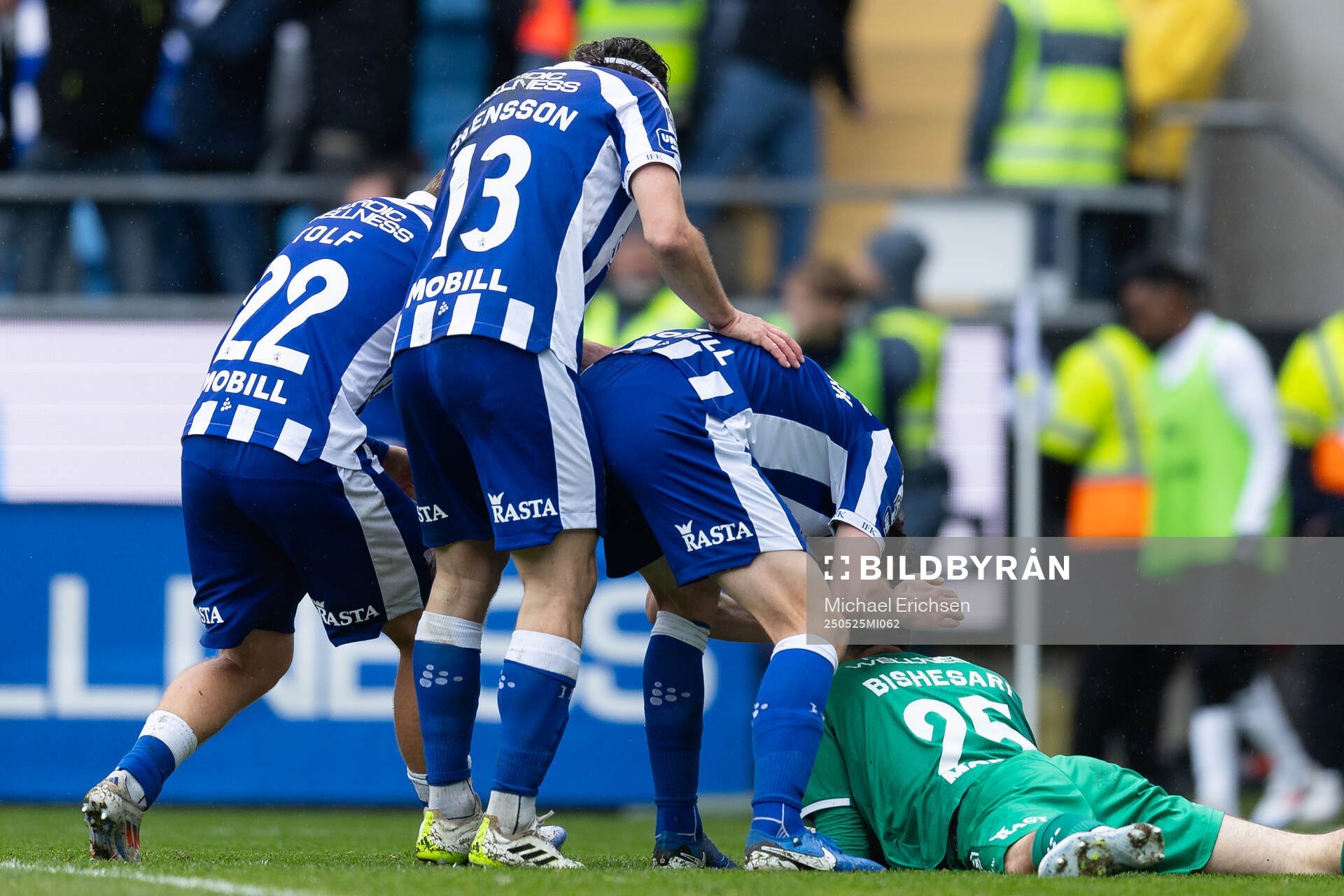 IFK Göteborgs målvakt Elis Bishesari jublar med lagkamrater efter straffräddning under fotbollsmatchen i Allsvenskan mellan IFK Göteborg och Malmö FF den 25 maj 2025 i Göteborg.