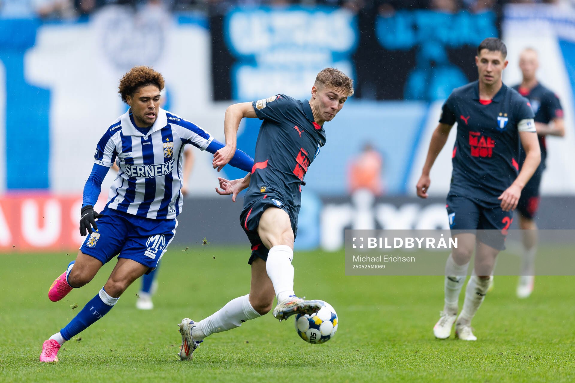 IFK Göteborgs Thomas Santos och Malmö FFs Hugo Bolin under fotbollsmatchen i Allsvenskan mellan IFK Göteborg och Malmö FF den 25 maj 2025 i Göteborg.