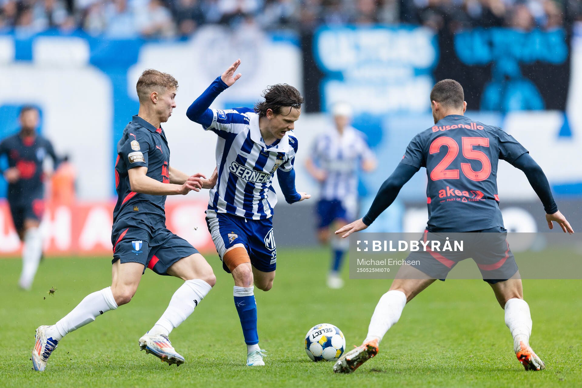Malmö FFs Hugo Bolin och Gabriel Busanello mot IFK Göteborgs Kolbeinn Thordarson under fotbollsmatchen i Allsvenskan mellan IFK Göteborg och Malmö FF den 25 maj 2025 i Göteborg.