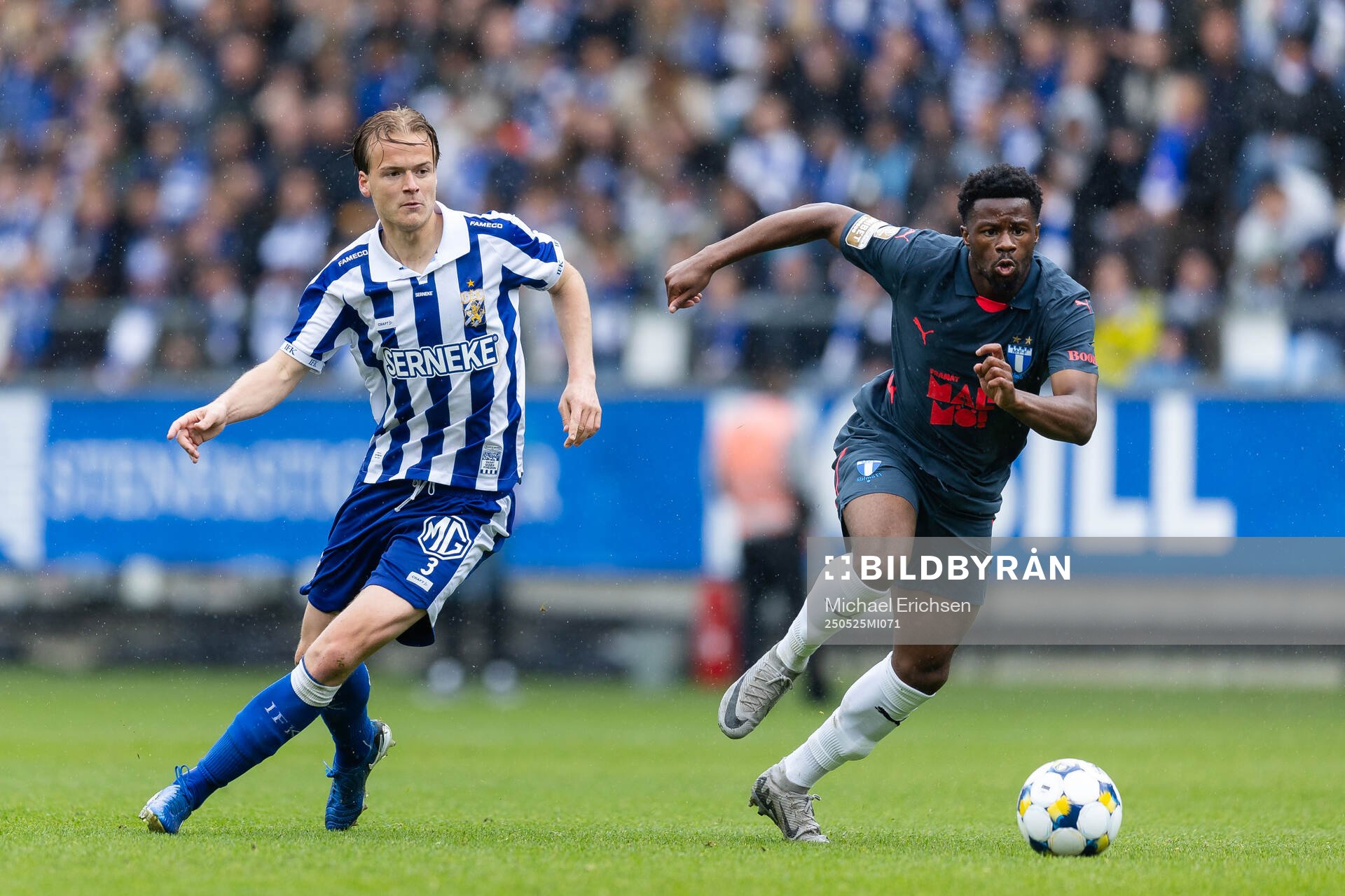 IFK Göteborgs August Erlingmark och Malmö FFs Emmanuel Ekong under fotbollsmatchen i Allsvenskan mellan IFK Göteborg och Malmö FF den 25 maj 2025 i Göteborg.