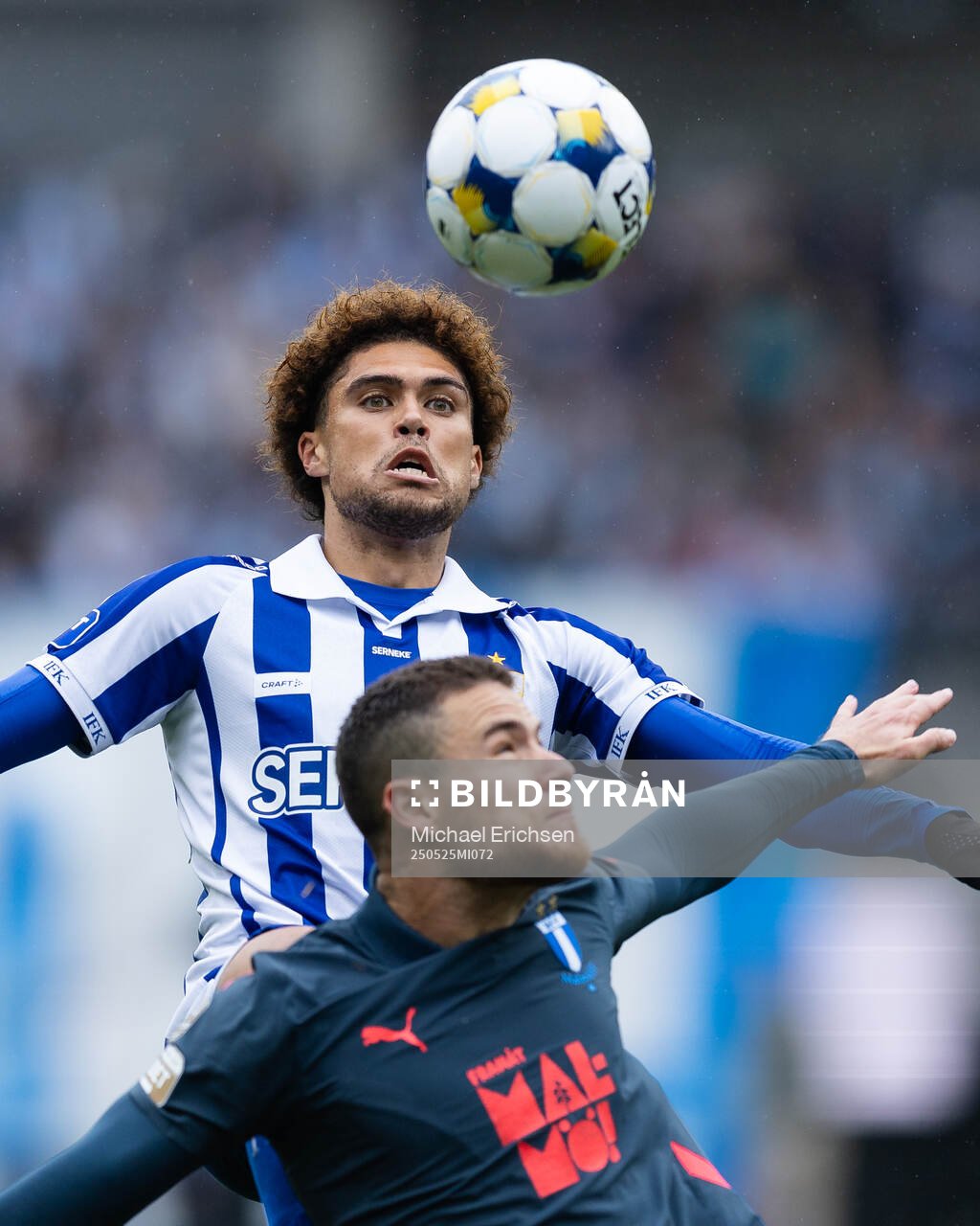 IFK Göteborgs Thomas Santos och Malmö FFs Gabriel Busanello under fotbollsmatchen i Allsvenskan mellan IFK Göteborg och Malmö FF den 25 maj 2025 i Göteborg.