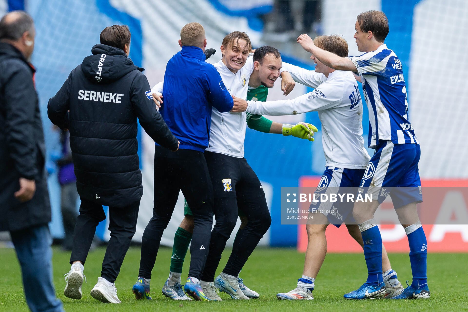 IFK Göteborgs målvakt Elis Bishesari jublar med