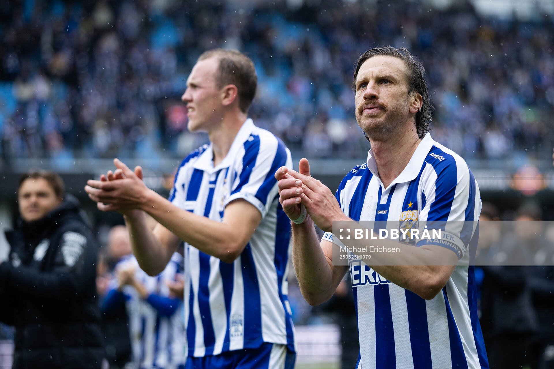 IFK Göteborgs Adam Carlén och Gustav Svensson tackar publiken efter fotbollsmatchen i Allsvenskan mellan IFK Göteborg och Malmö FF den 25 maj 2025 i Göteborg.