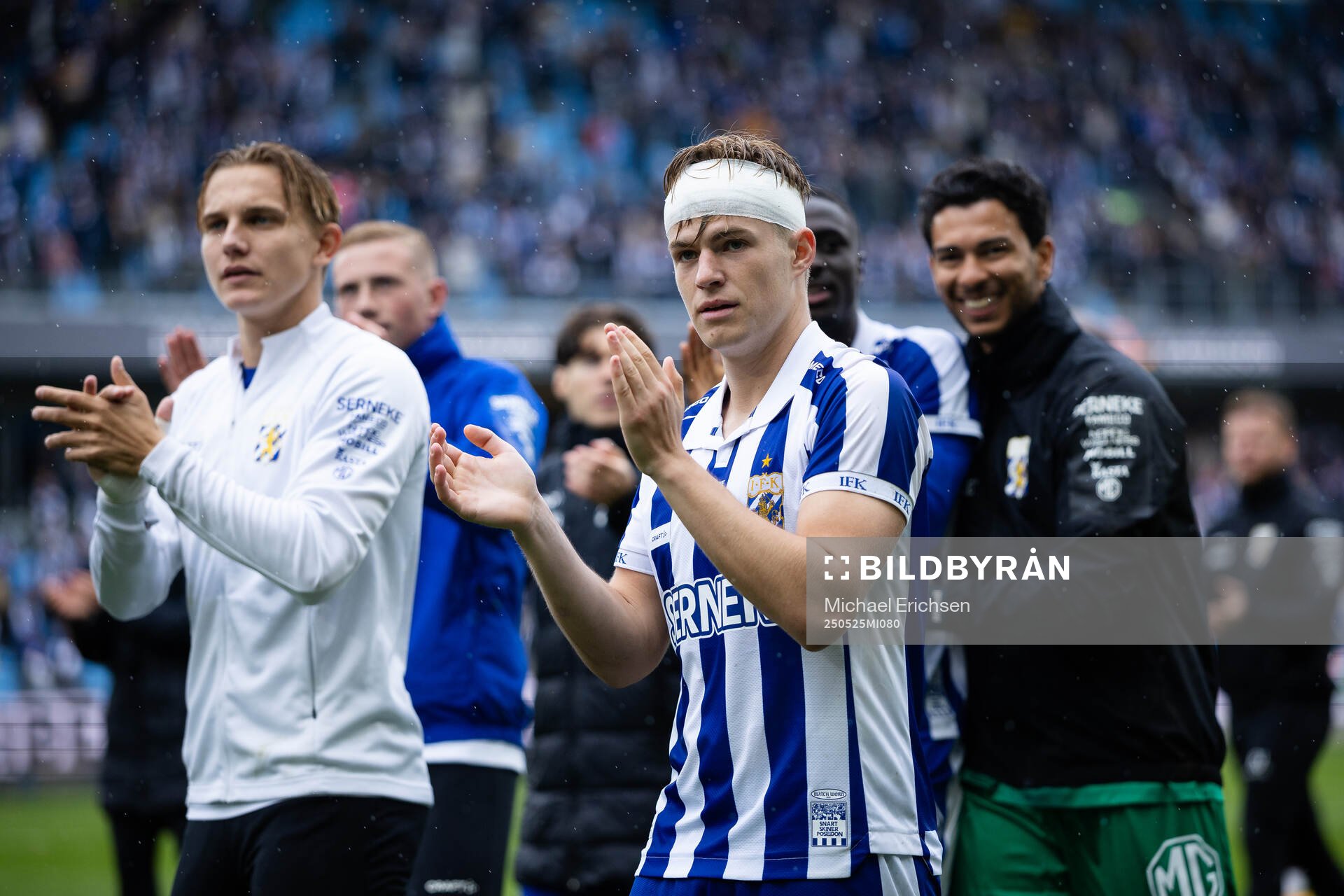 IFK Göteborgs Felix Eriksson tackar publiken efter fotbollsmatchen i Allsvenskan mellan IFK Göteborg och Malmö FF den 25 maj 2025 i Göteborg.